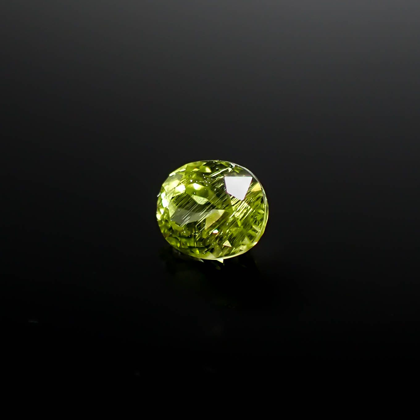 パラサイティックペリドット 採取地：インドネシア・ジェパラ 0.36ct [250730744]4.5x3.6mm前後