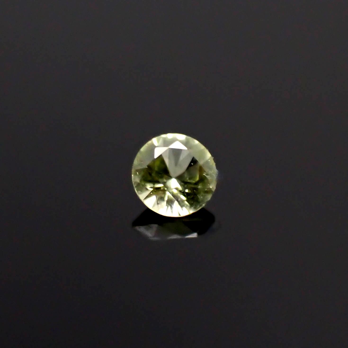 パラサイティックペリドット(宝石名ペリドット)採取地：ロシア 0.041ct 識別済[240627929]2.2x2.2mm前後