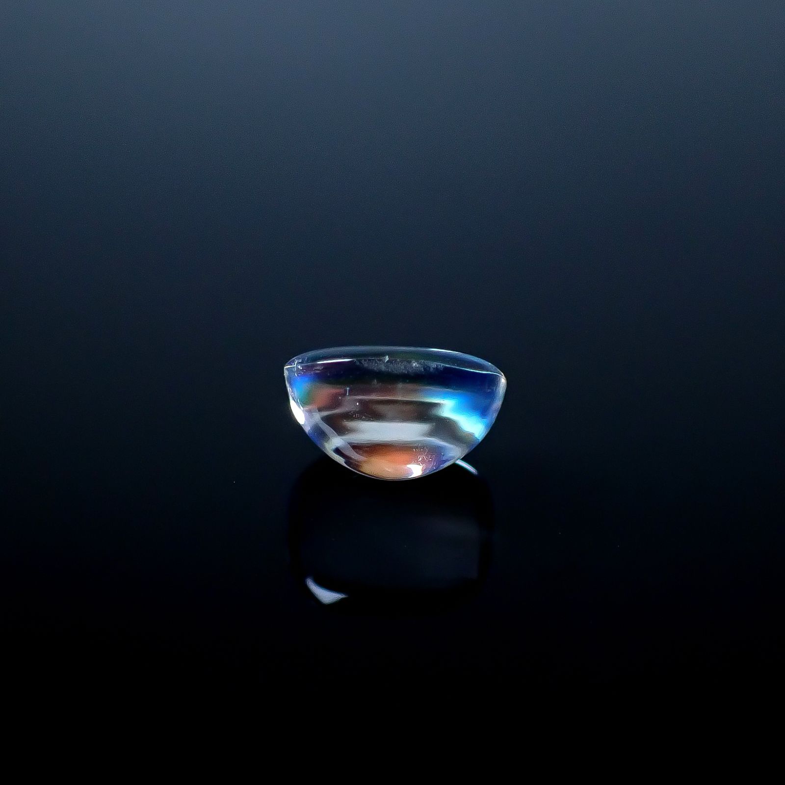 ◇バフトップカット◇レインボームーンストーン(宝石名ラブラドライト)マダガスカル産 識別済 0.96ct / 6.5x5.5mm前後 [250931036]