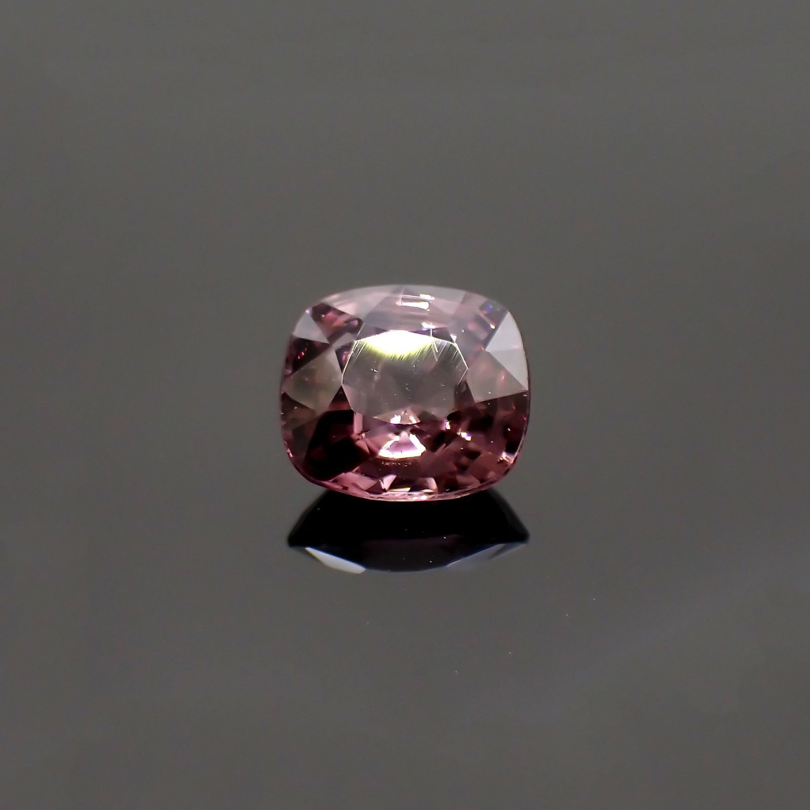 パープルスピネル(宝石名スピネル)ビルマ産 識別済 1.20ct / 6.8x6.3mm前後 [231124304]