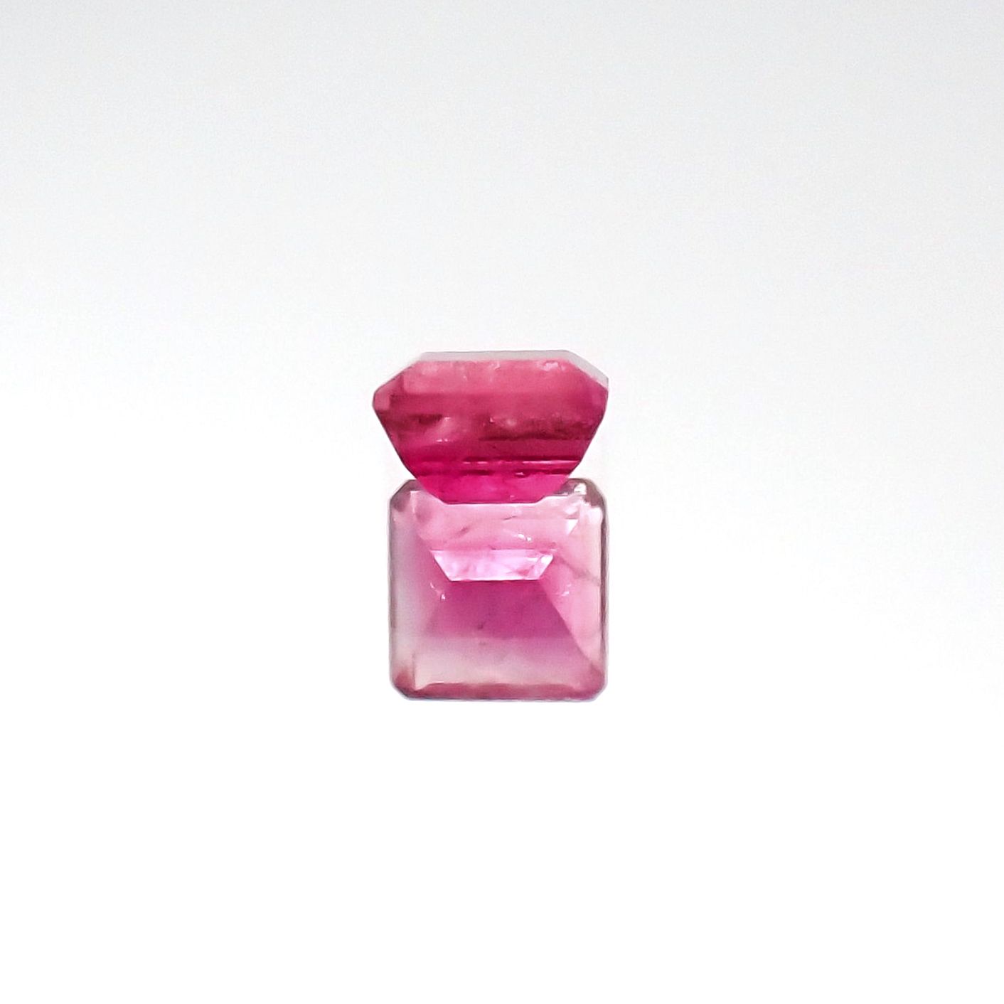 レッドベリル(宝石名レッド・ベリル)アメリカ・ユタ州ワーワーマウンテン産 0.108ct ソ付(彩珠)[231023928]2.7x2.7mm前後