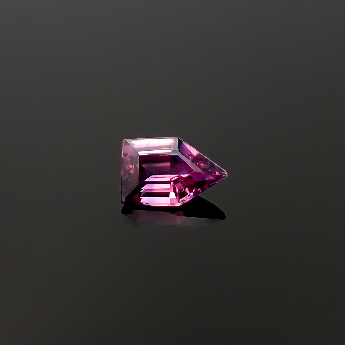 ◇カスタムカット◇ウィンザーサファイア タンザニア・ウィンザー産 0.18ct / 4.3x2.9mm前後 [260532144]