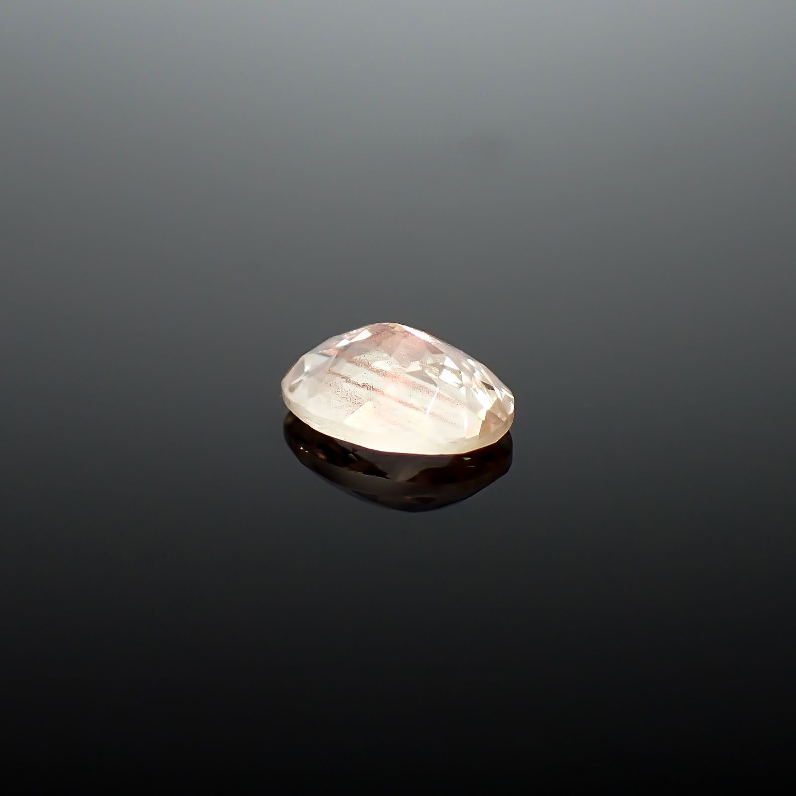 オレゴンサンストーン アメリカ・オレゴン州産 0.87ct / 7.7x5.8mm前後 [260732640]