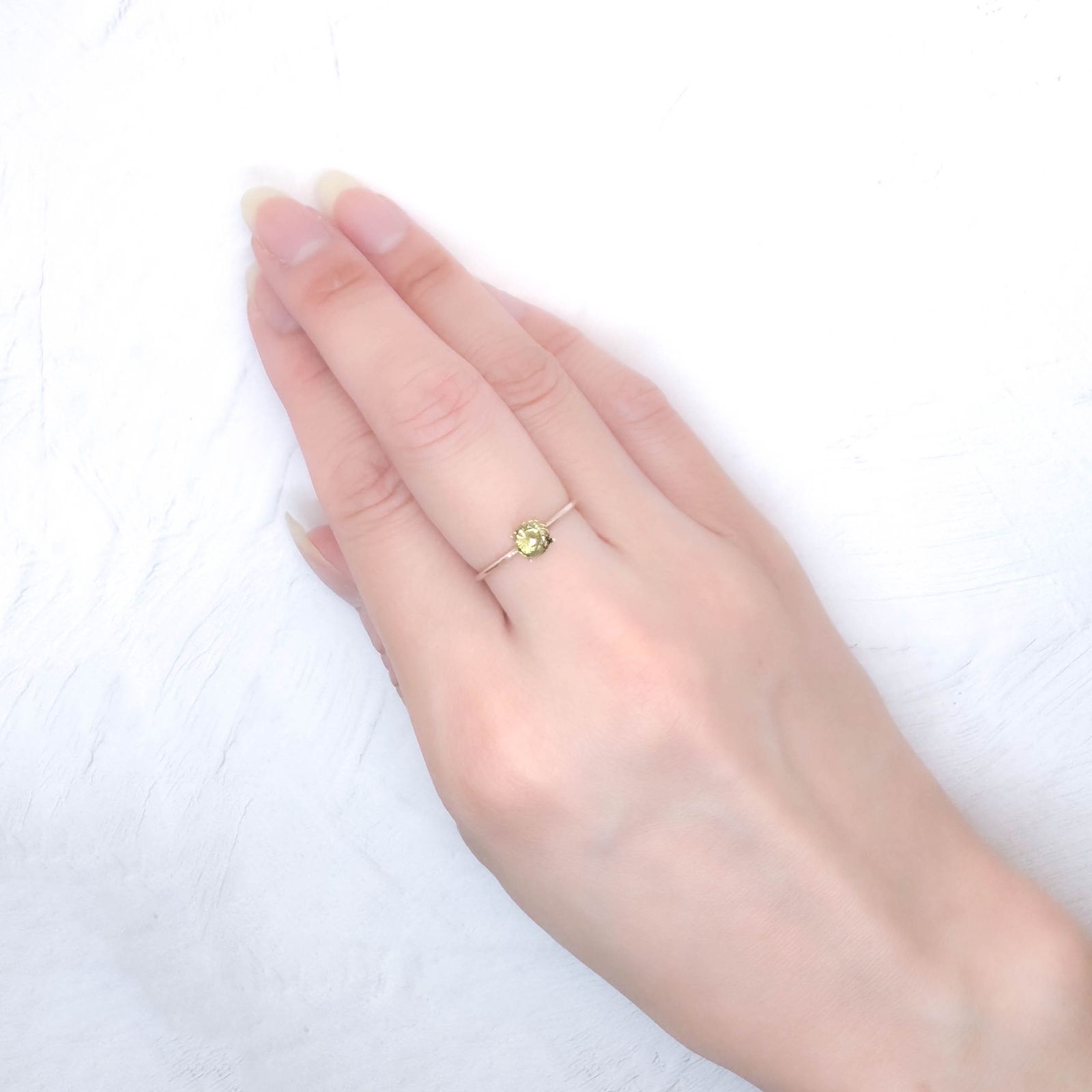 コーネルピン スリランカ産 0.60ct / 5.1x5mm前後 [251031231]