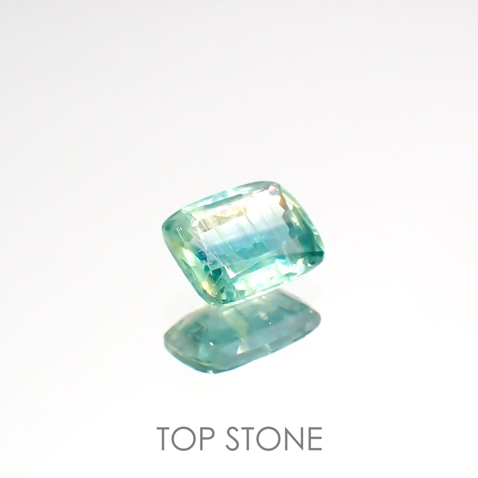 バイカラーカイヤナイト(宝石名カイヤナイト)ネパール産 1.10ct 識別済[220115375]6.7x5.3mm前後