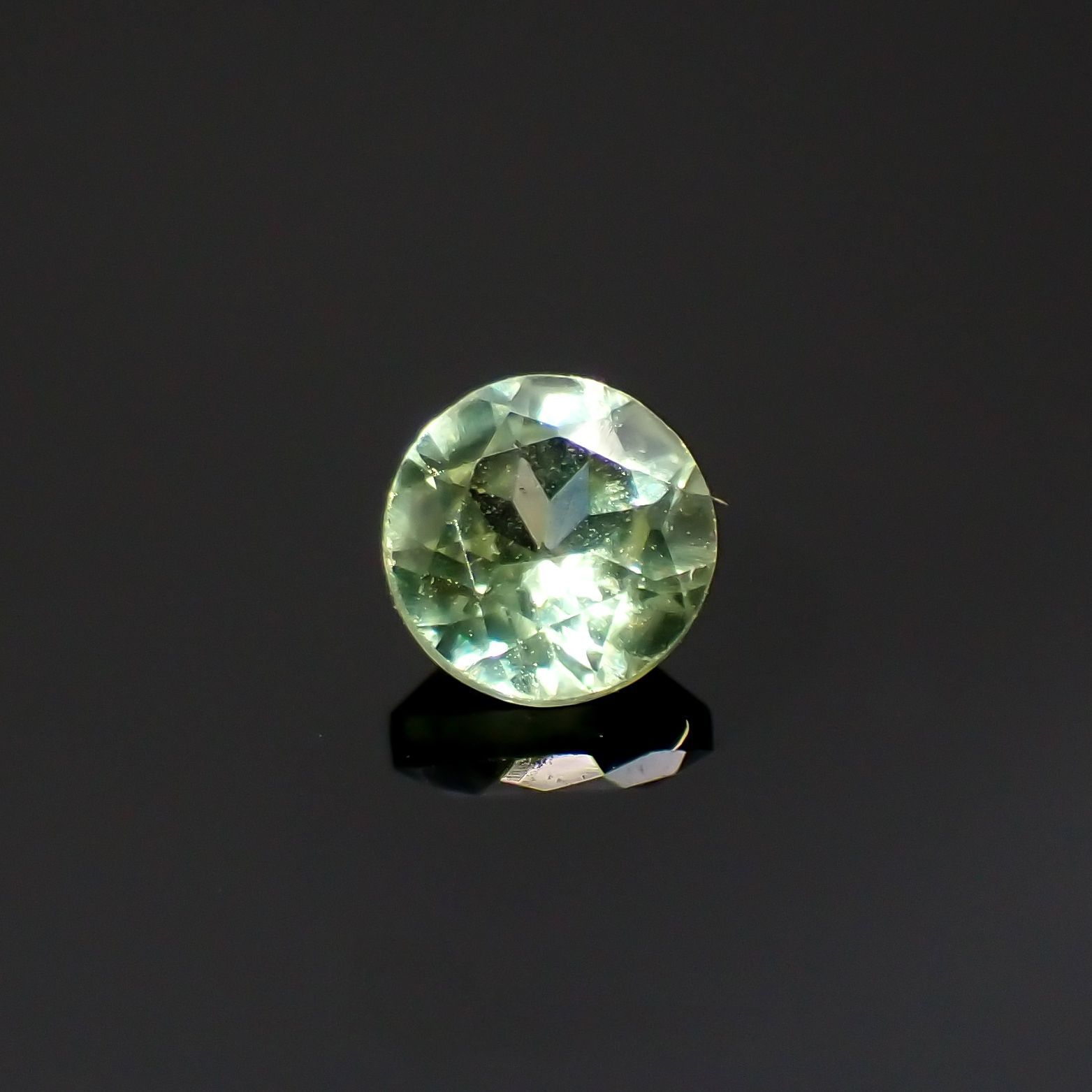 モンタナサファイア(宝石名サファイア)アメリカ・モンタナ州産 0.37ct 識別済[220114638]3.9x3.9mm前後