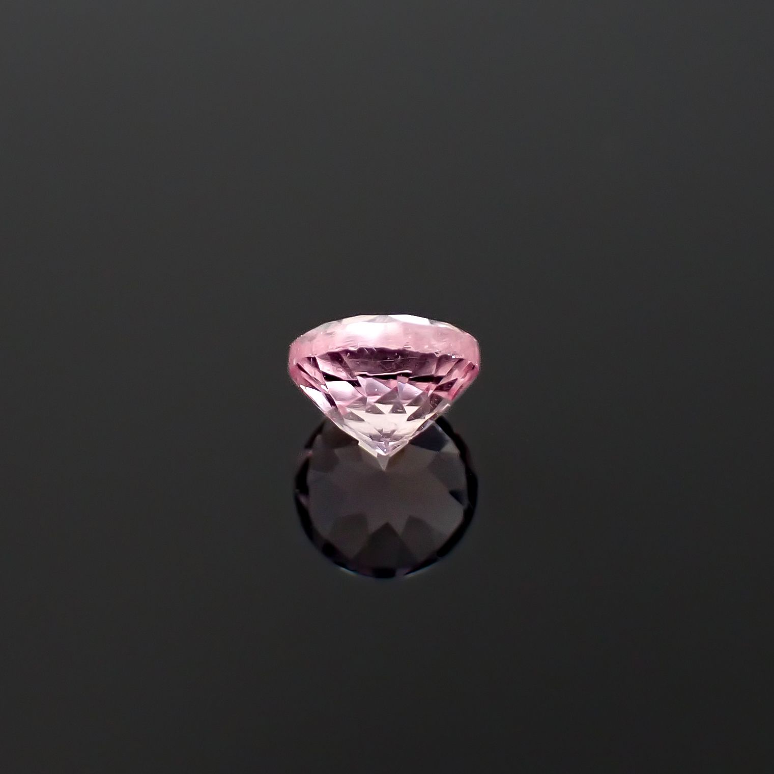 ドラゴンガーネット タンザニア産 0.50ct / 4.5x4.5mm前後 [260532244]
