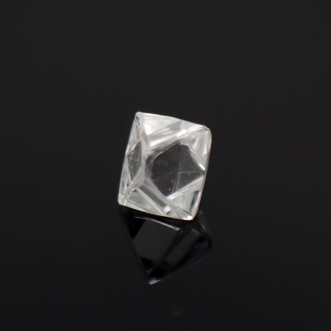 ソーヤブルダイヤモンド 原石(トライゴンあり・薄/Trigon) ロシア産 0.087ct[230923464]2.8x2.7mm前後