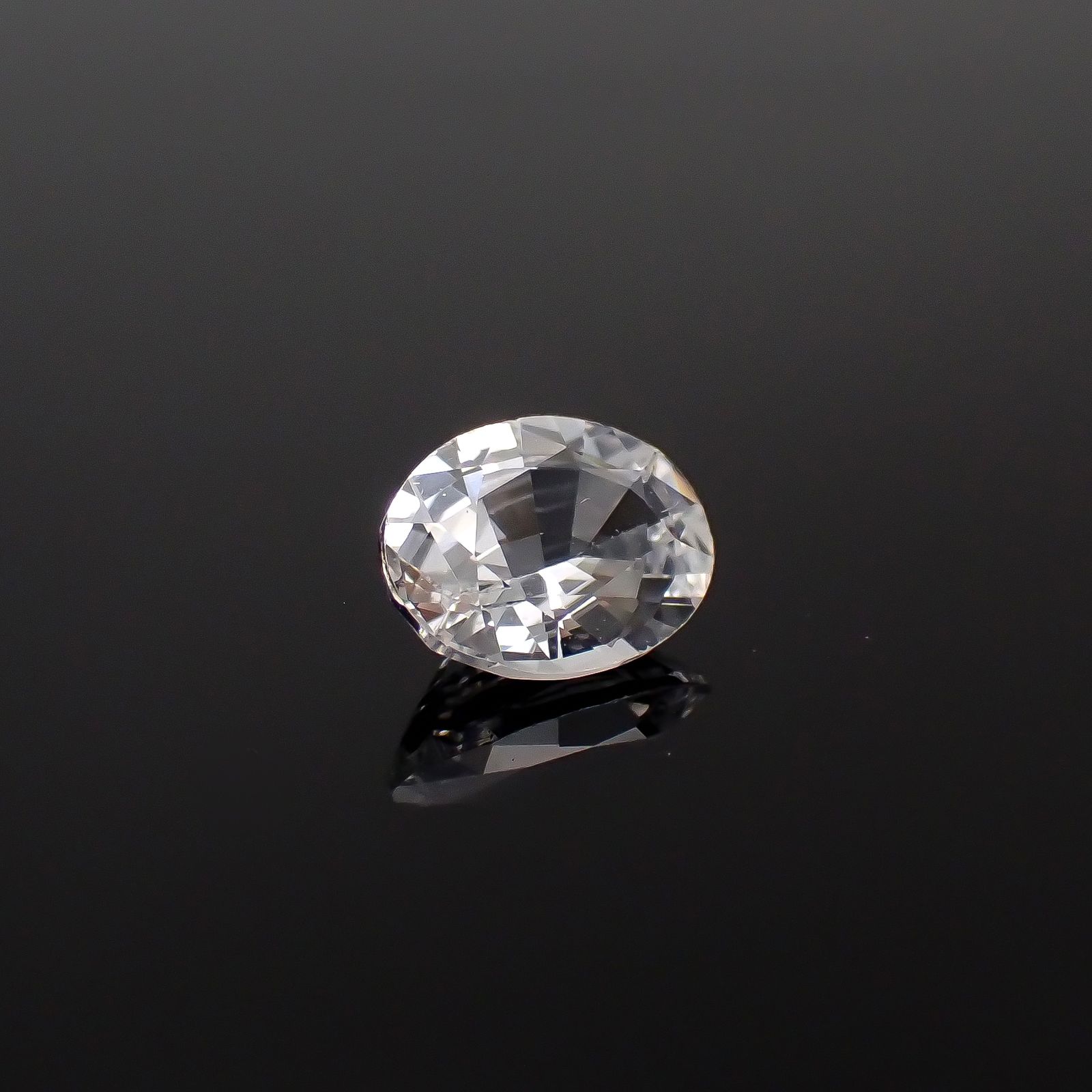 カラーレスサファイア スリランカ産 0.65ct[240527487]6.1x4.8mm前後