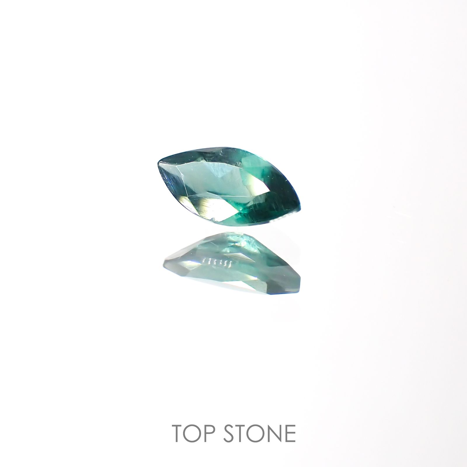 グリーンアパタイト(ノーブルモロキサイト(宝石名アパタイト) マダガスカル産 0.36ct 識別済[211013534]7×3.5mm前後