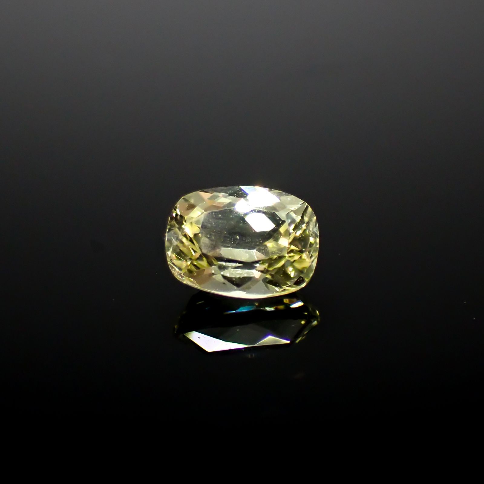 イエローアパタイト メキシコ産 0.74ct [241129470]6.1x4.5mm前後