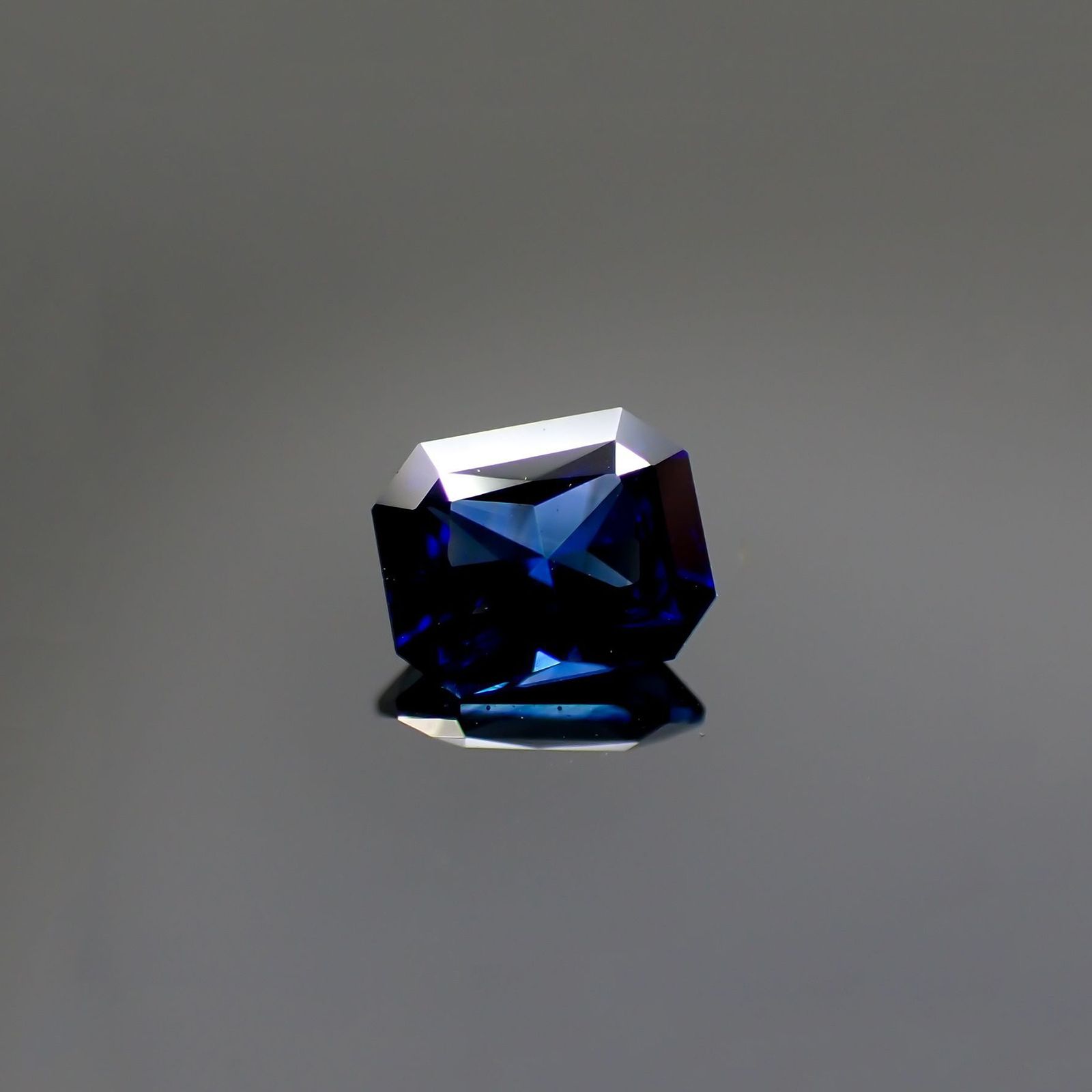 ブルーサファイア 非加熱(宝石名サファイア) マダガスカル産 GIA鑑付 0.52ct / 5x4mm前後 [210310222]