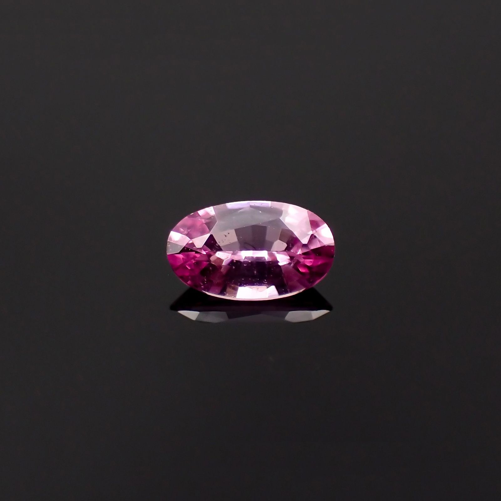 ネオンピンクサファイア スリランカ産 0.24ct / 4.8x2.9mm前後 [230421530]