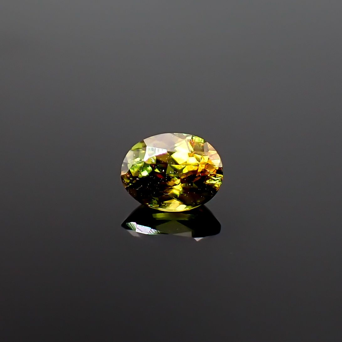 カラーチェンジスフェーン パキスタン産 0.37ct / 5x3.8mm前後 [260632437]