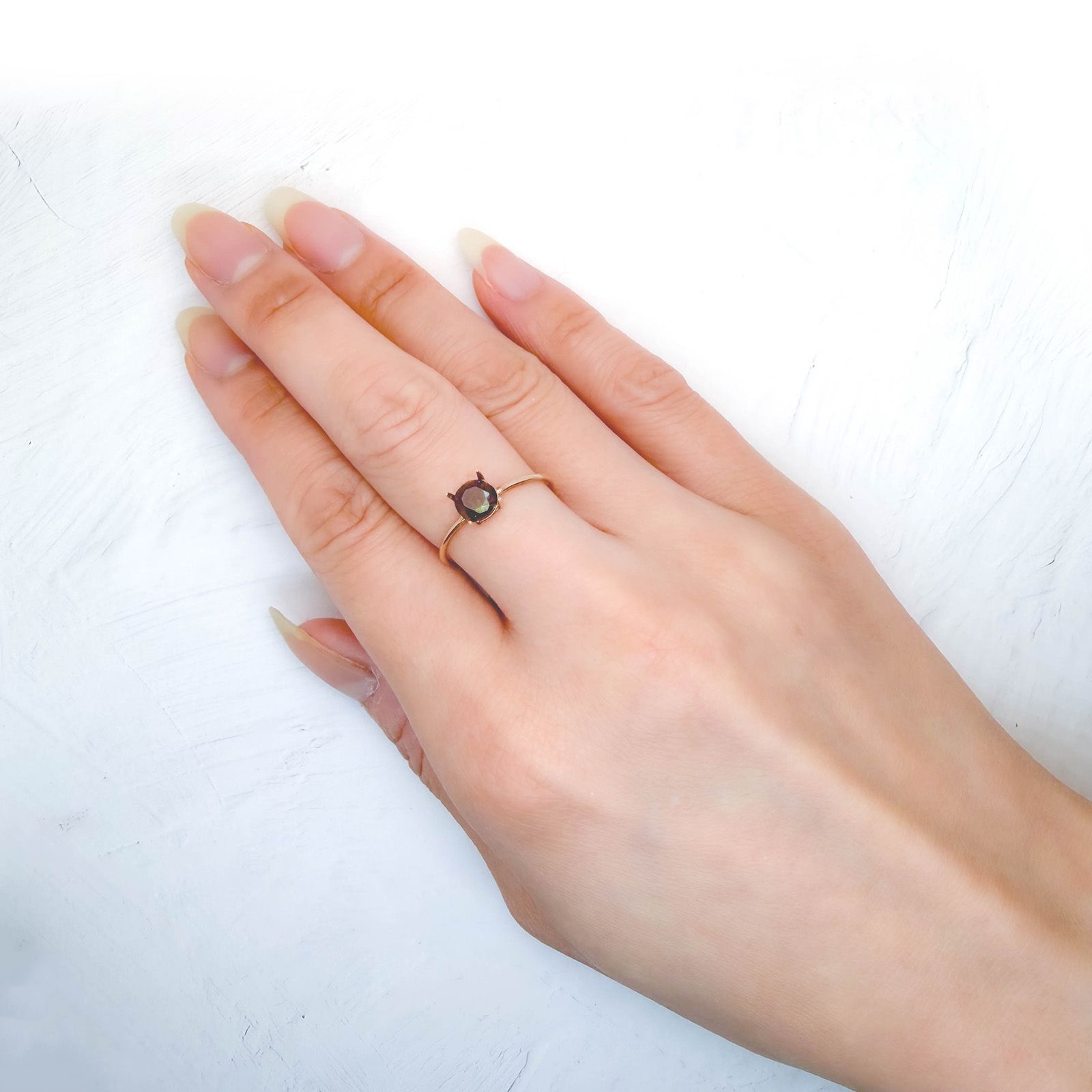 レインボーガーネット 日本・奈良県産 0.77ct / 5.5x5.4mm前後 [260932924]