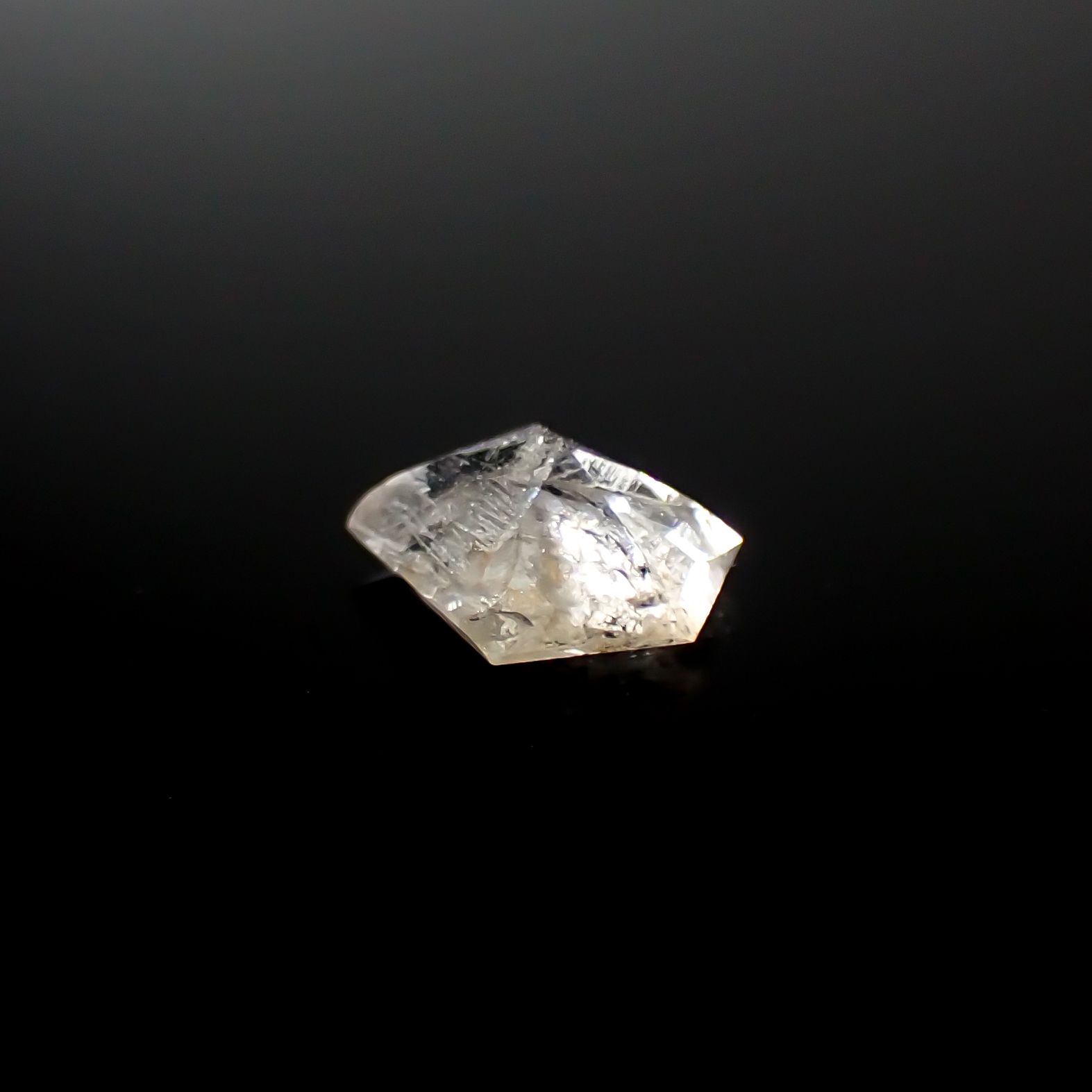 ◇カスタムカット◇ポードレッタイト(宝石名ポードレッタイト)ビルマ産 0.461ct ソ付(彩珠)[240628441]6.3x5.3mm前後
