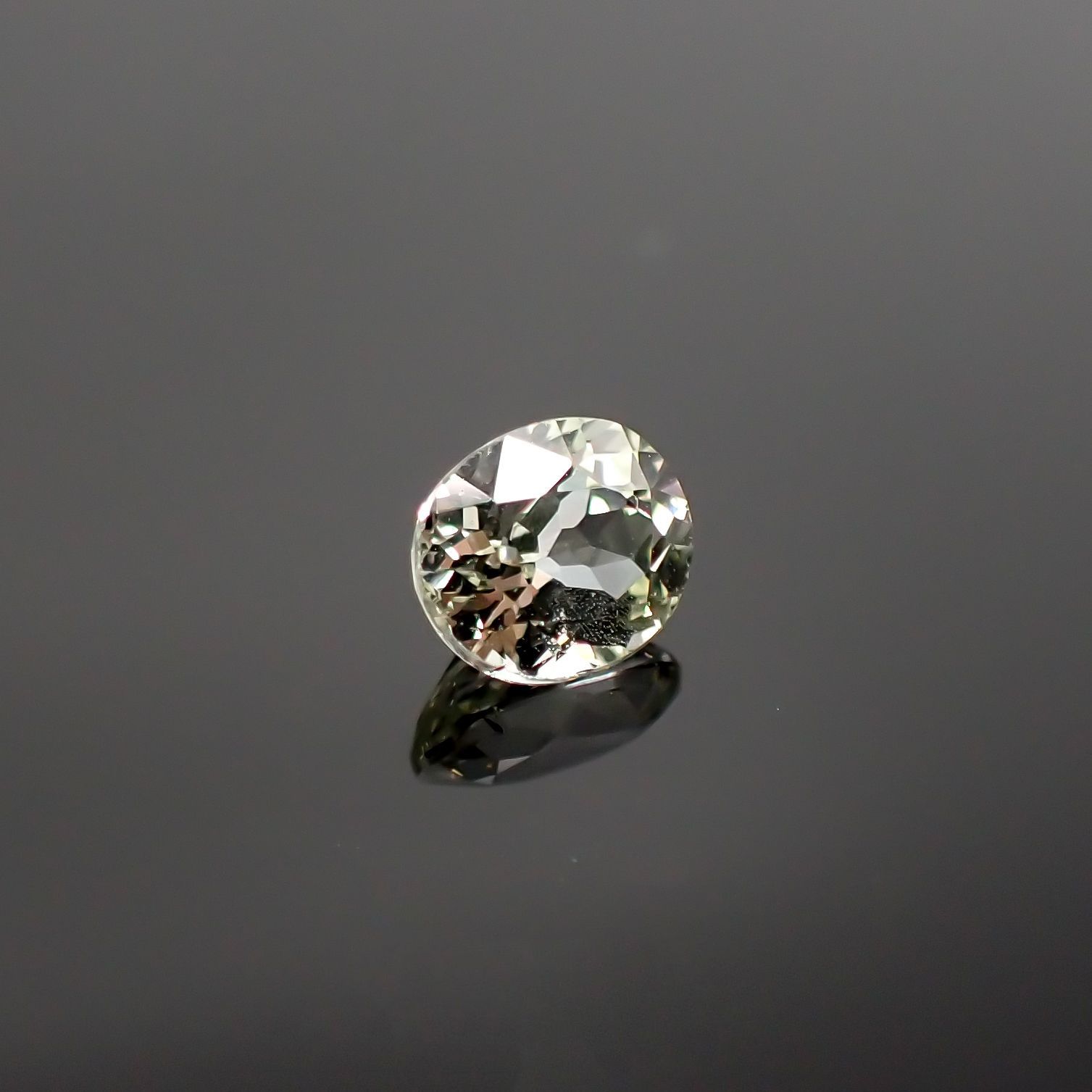 リューコガーネット(宝石名ホワイト グロッシュラー・ガーネット) ビルマ産 0.512ct ソ付(彩珠)[210711726]5.2×4.3mm前後