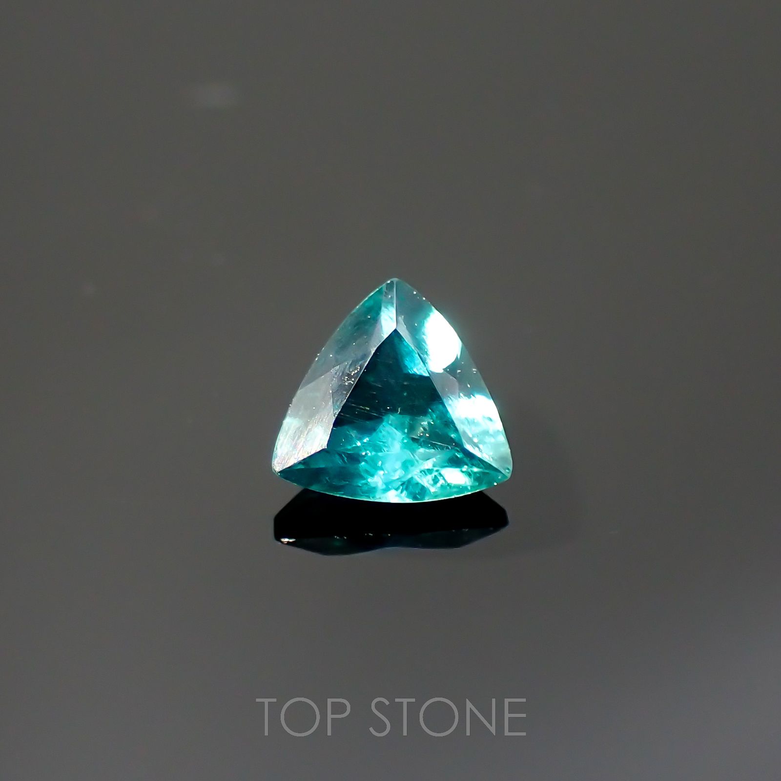 グリーンアパタイト(ノーブルモロキサイト)(宝石名アパタイト)マダガスカル産 0.26ct 識別済[220616381]4.5x4.5mm前後