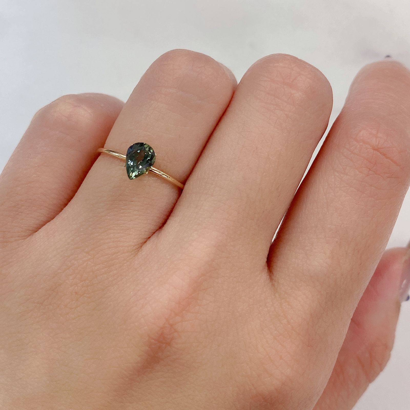 ゴールドシーンサファイア 非加熱(宝石名シーン・サファイア) ケニア産 0.804ct ソ付(彩珠)[20095078]6.5×4.8mm前後