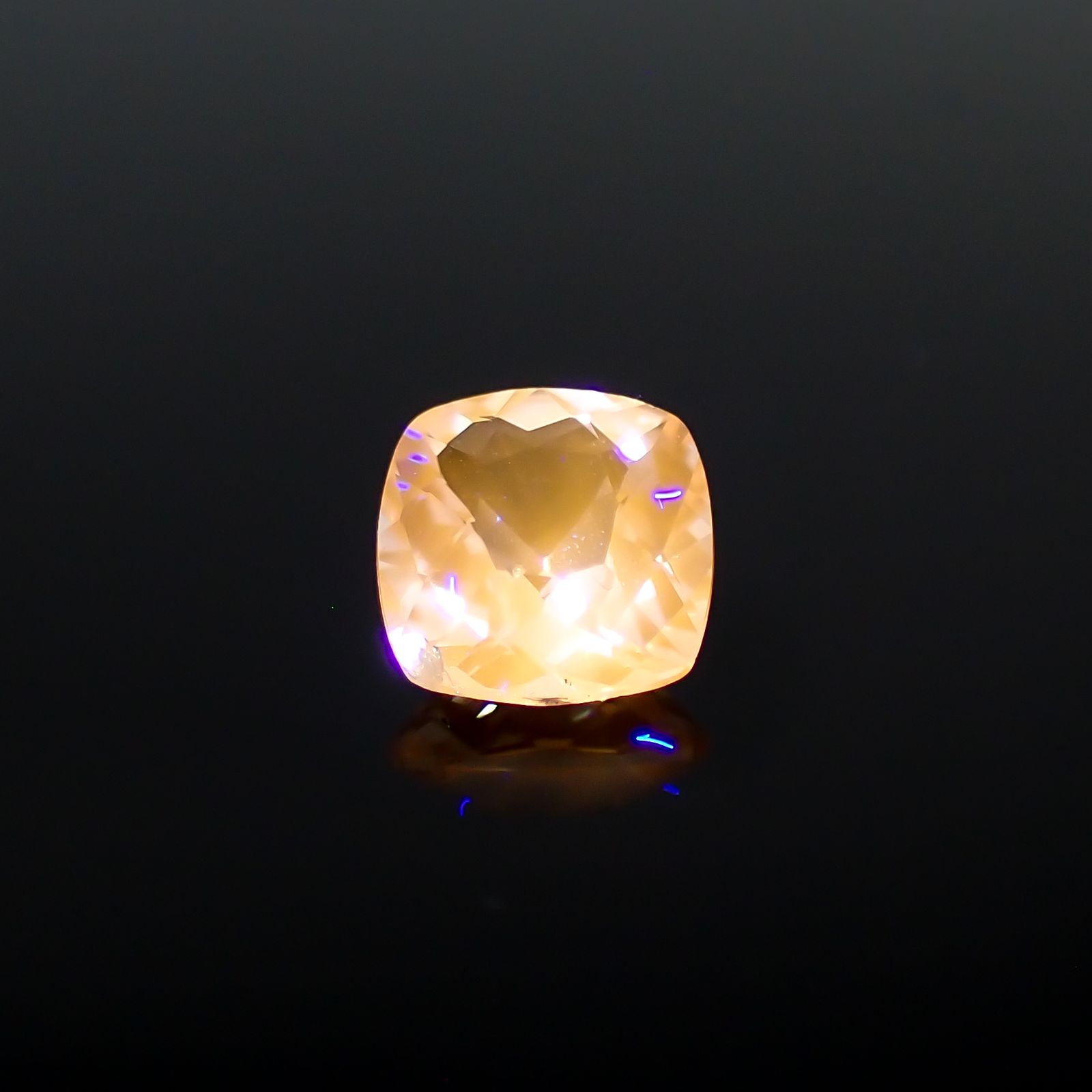 マリアライト フルオレッセンス(宝石名スキャポライト)スリランカ産 0.83ct 識別済[230421676]6.2x6mm前後