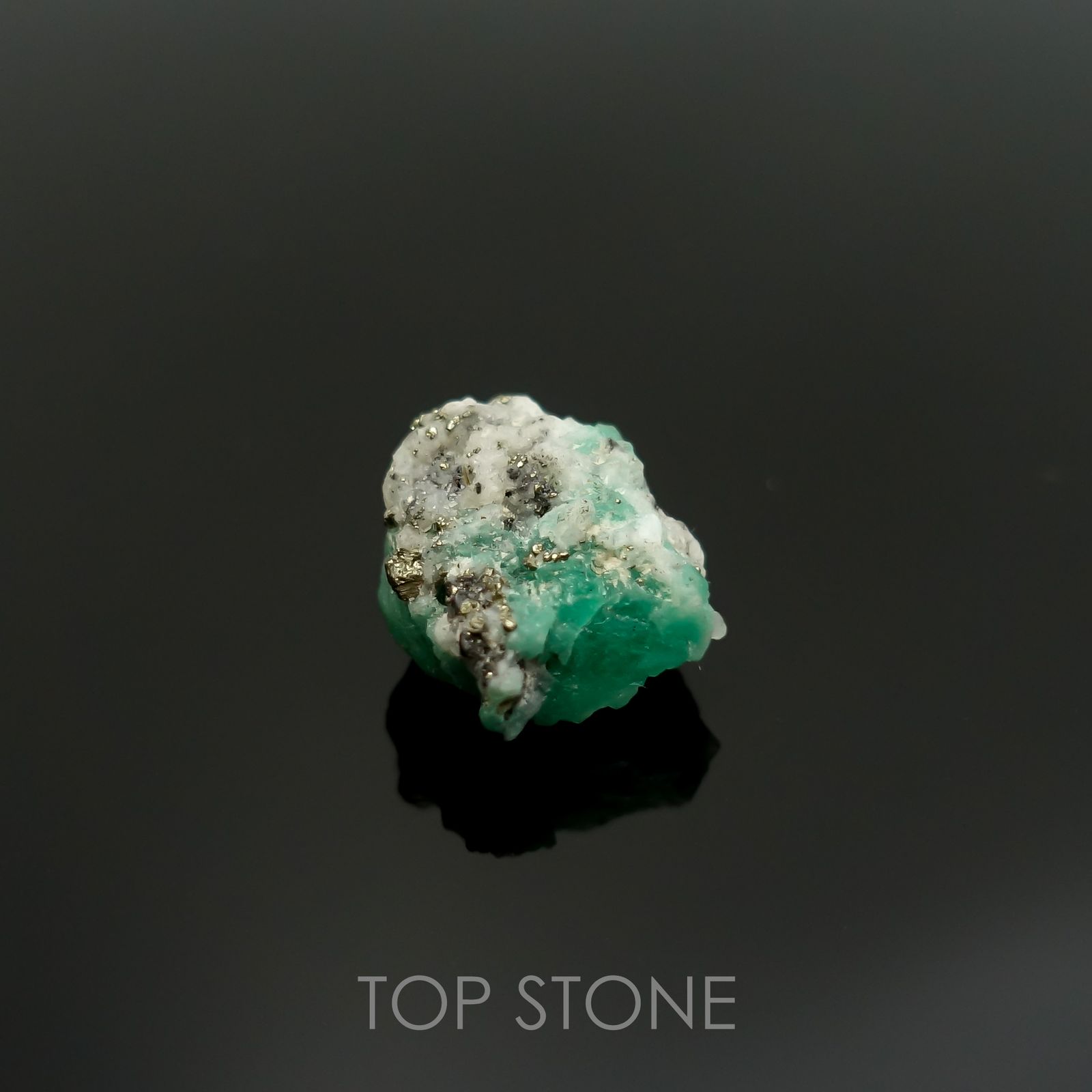 エメラルド原石 コロンビア産 15.09ct[220115501]14.5x13.9mm前後