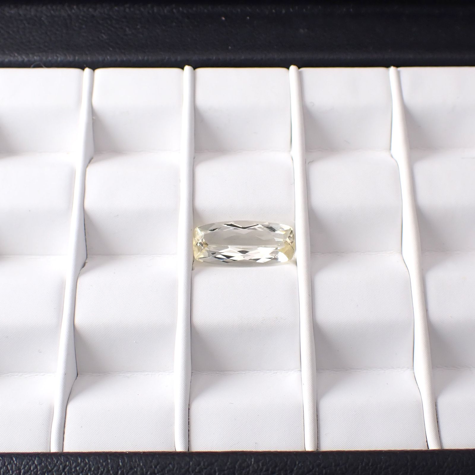 イエロースキャポライト(宝石名イエロー・スキャポライト)ブラジル・ミナスジェライス州産 識別済 2.17ct / 13x5.9mm前後 [251118023]