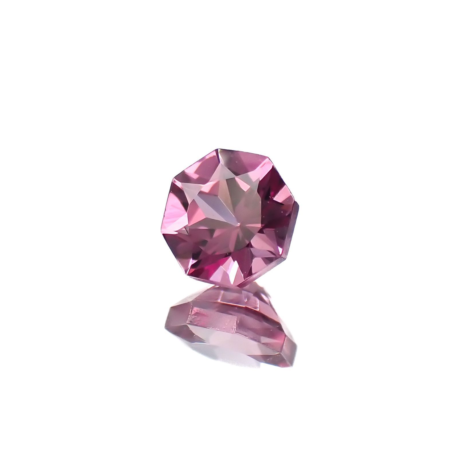 ◇オクタゴンカット◇カラーシフトマラヤガーネットSA(宝石名ガーネット)タンザニア産 0.38ct 識別済[220918045]4x3.9mm前後