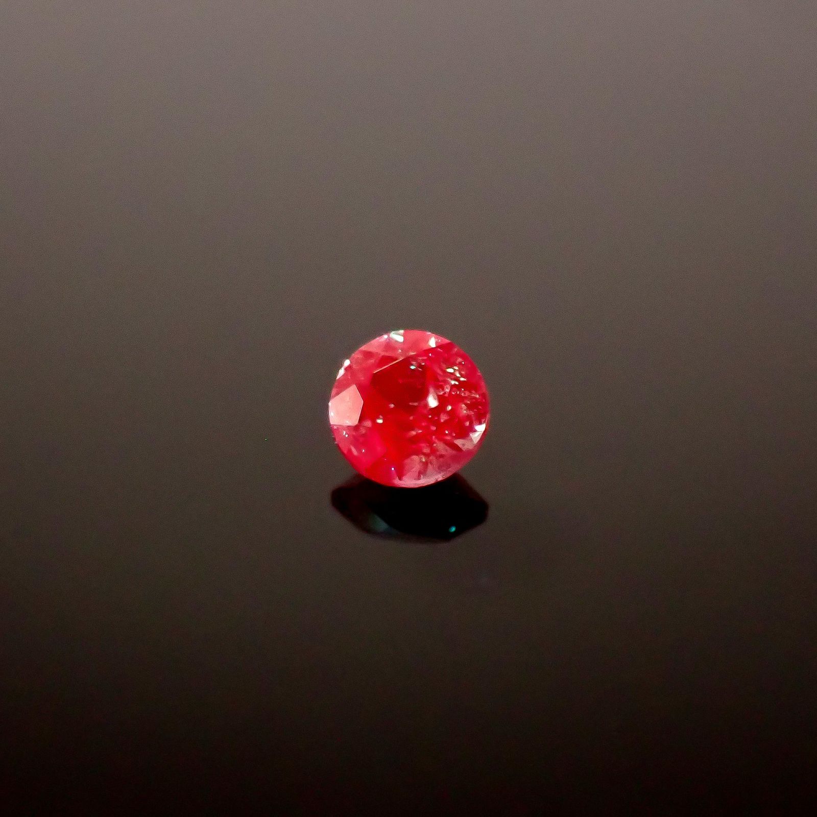 アレキサンドライト ロシア産 0.049ct / 2.1x2.1mm前後 [260131562]