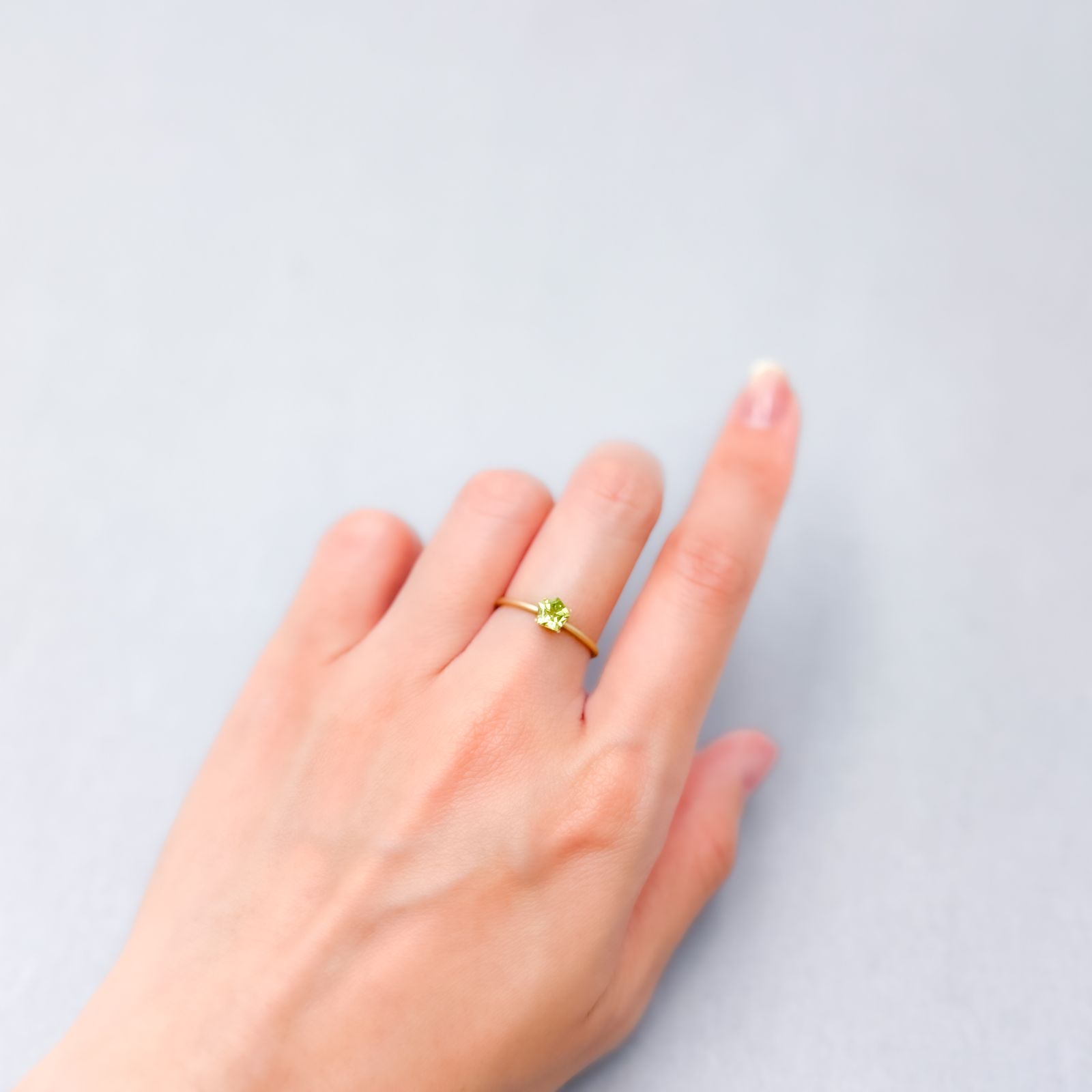 ◇ペンタゴンカット◇ペリドット(宝石名ペリドット)アメリカ産 0.44ct 識別済[250330112]5.1x5.4mm前後
