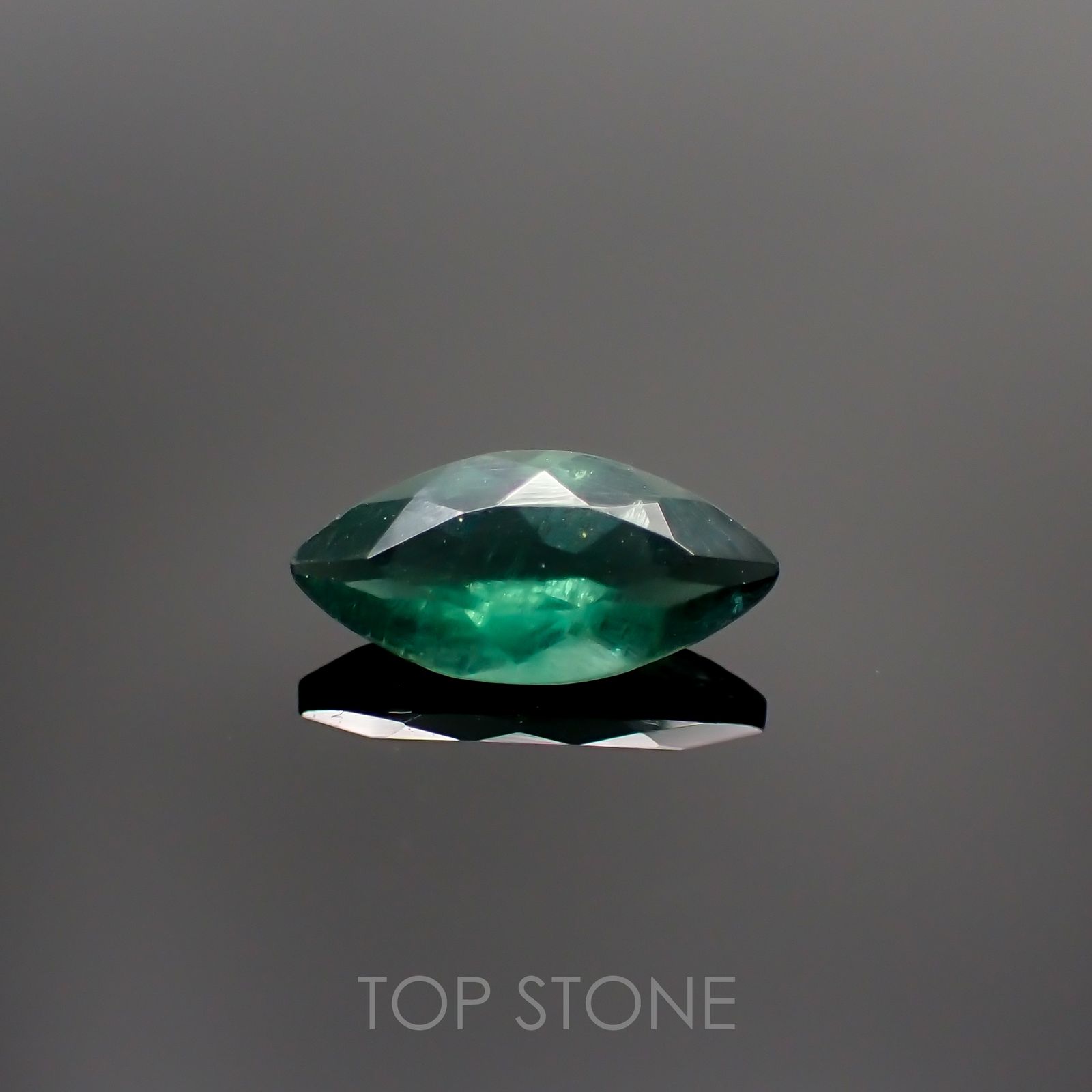 グリーンアパタイト(ノーブルモロキサイト)(宝石名アパタイト) マダガスカル産 0.70ct 識別済[210913155]9.1×4.5mm前後