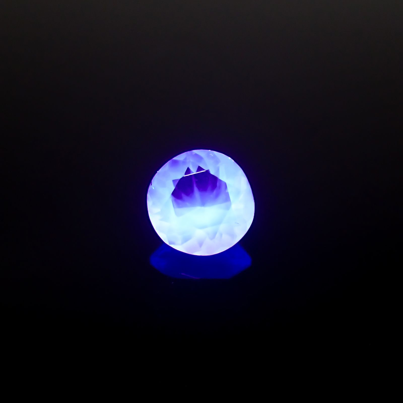 フローライト フルオレッセンス イギリス・ダイアナマリア鉱山産 0.99ct[240527698]6.3x6.1mm前後