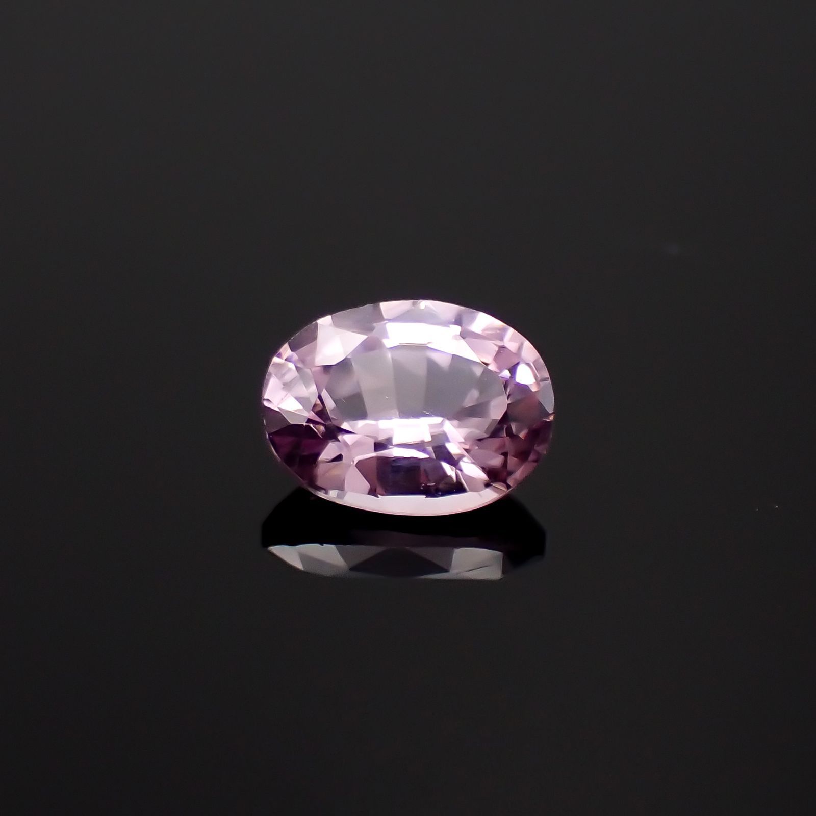 ラベンダーピンクスピネル(宝石名スピネル)ビルマ/マダガスカル産 0.84ct 識別済[250220602]6.5x4.9mm前後