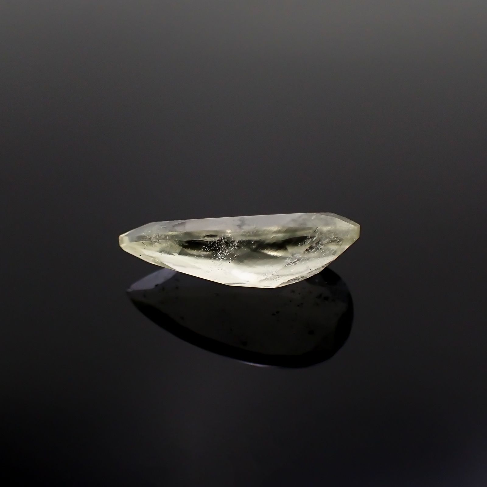 リビアングラス 発見地：エジプト・リビア砂漠 3.84ct[221018199]17.6x9mm前後