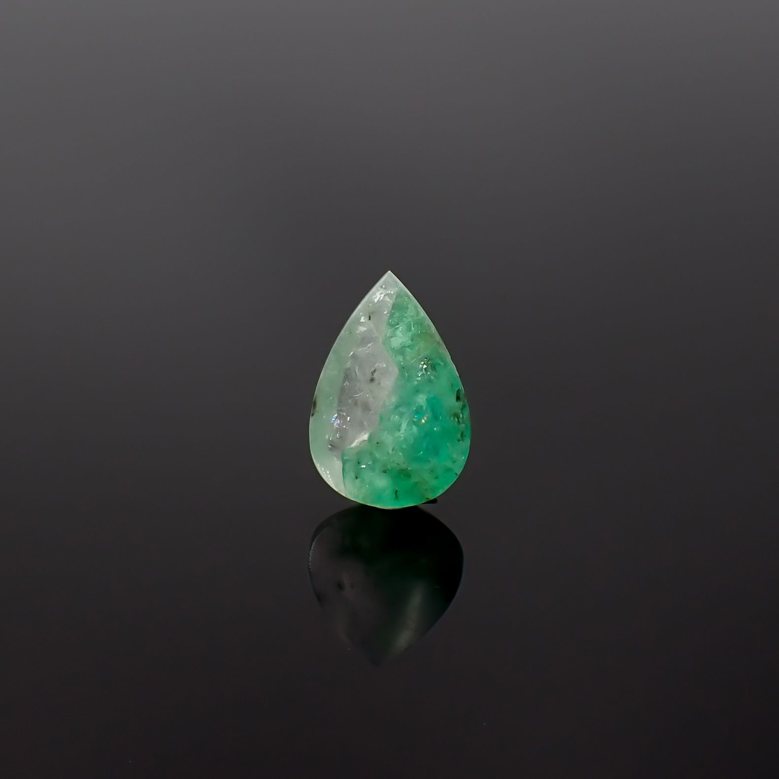エメラルドインクォーツ ブラジル産 7.43ct / 18.4x12.2mm前後 [260432029]