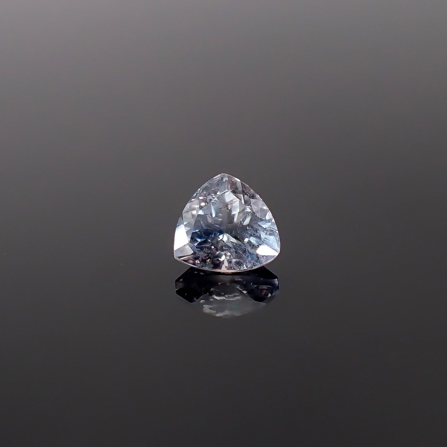 ユークレース(宝石名ユークレース)ジンバブエ産 識別済 0.72ct / 5.6x5.8mm前後 [260131601]