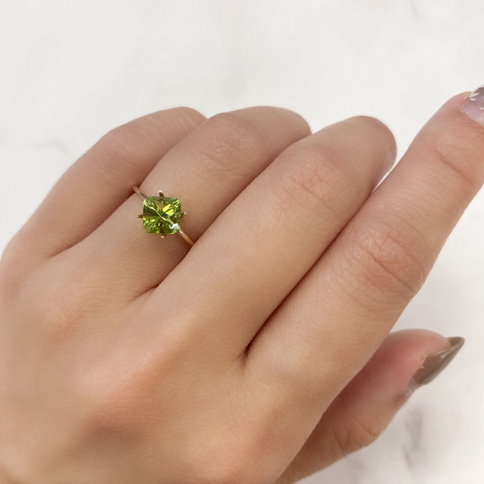 ◇アッシャーカット◇ペリドット(宝石名ペリドット) パキスタン産 1.36ct 識別済[210913482]6.1×6.1mm前後