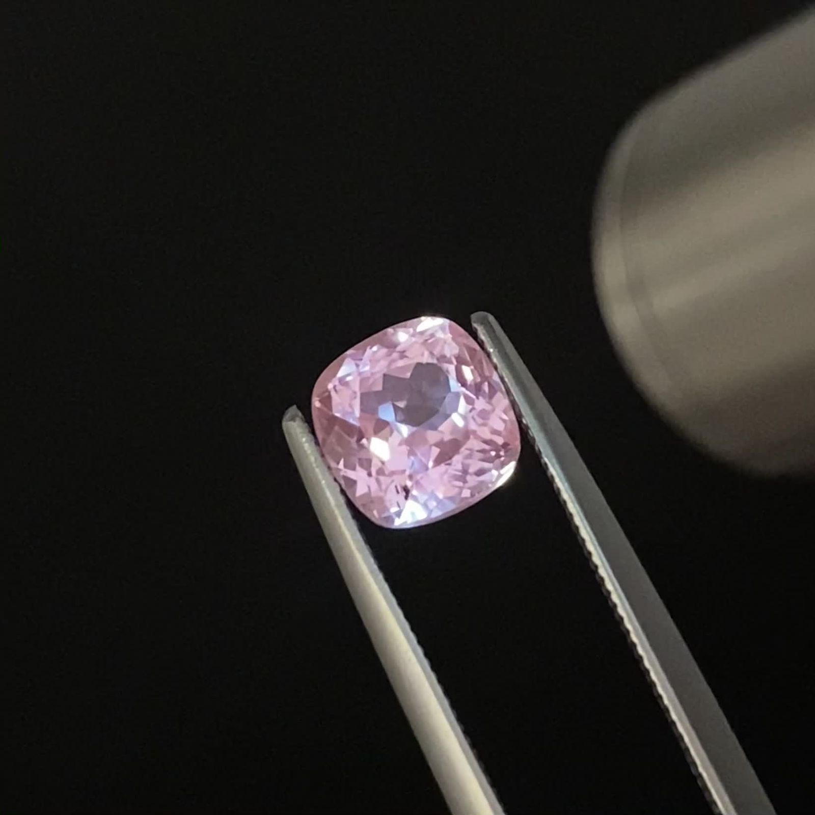 クンツァイト アフガニスタン産 1.90ct / 7x6.9mm前後 [260824784