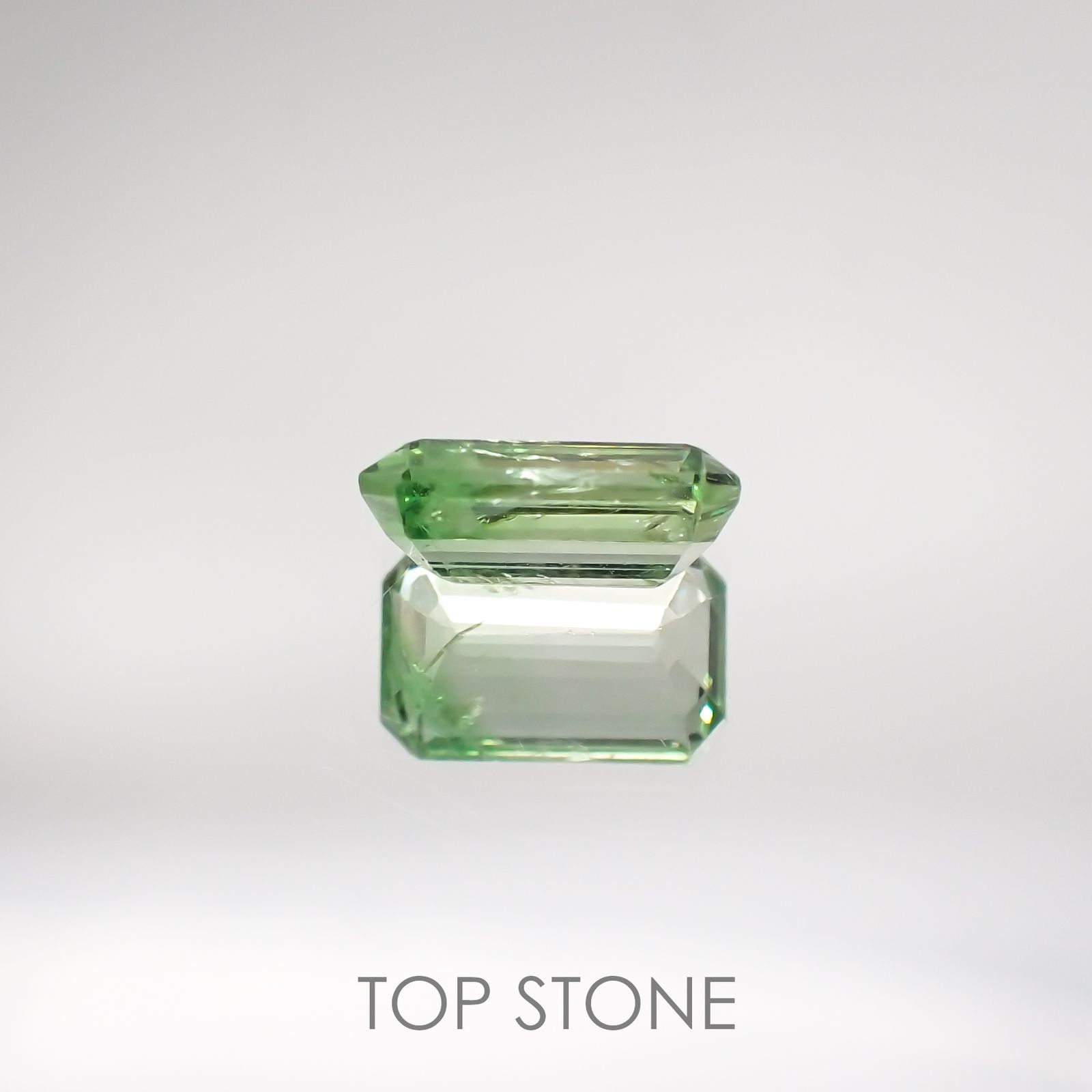 バイカラーツァボライト(宝石名グリーン グロッシュラー・ガーネット) タンザニア産 0.80ct 識別済[210711570]6.7×4.2mm前後