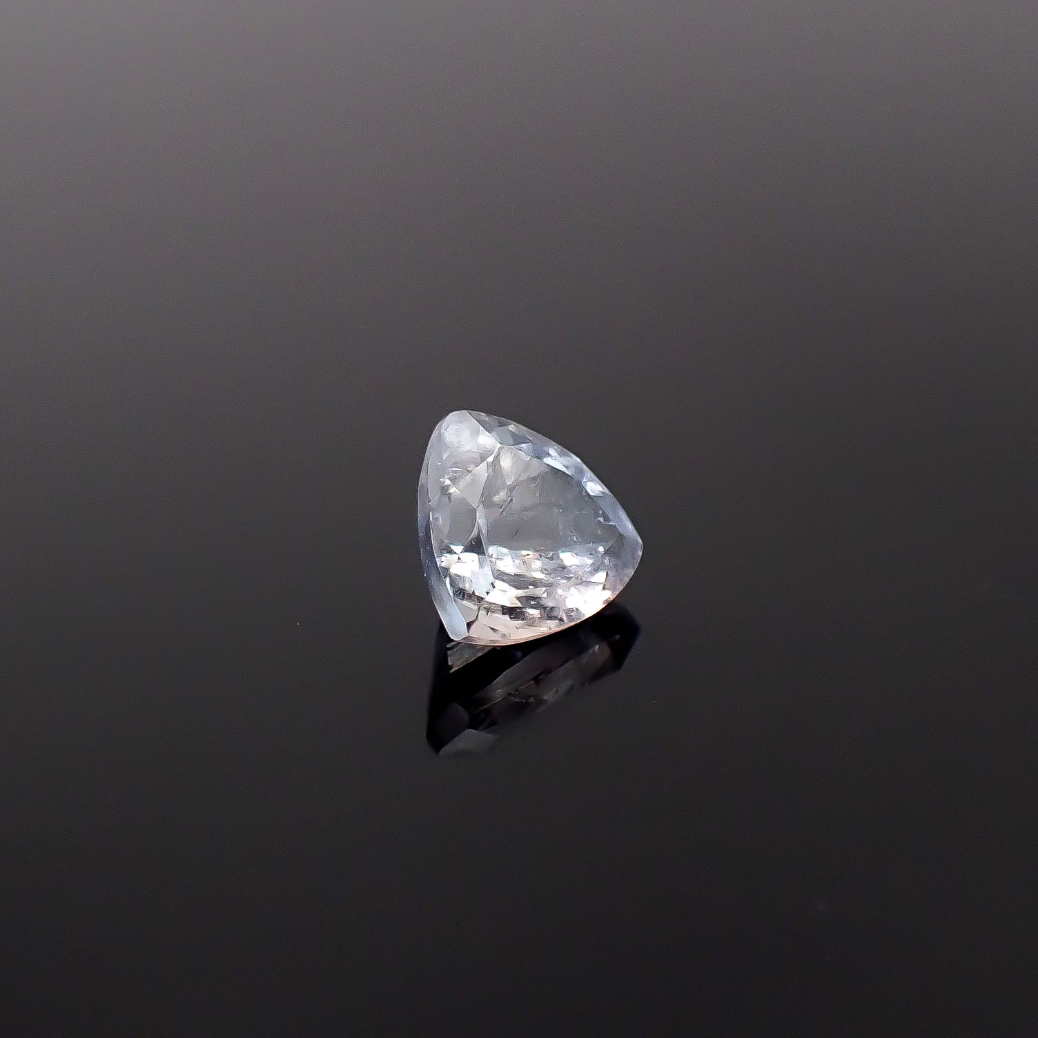ユークレース(宝石名ユークレース)ジンバブエ産 識別済 0.72ct / 5.6x5.8mm前後 [260131601]