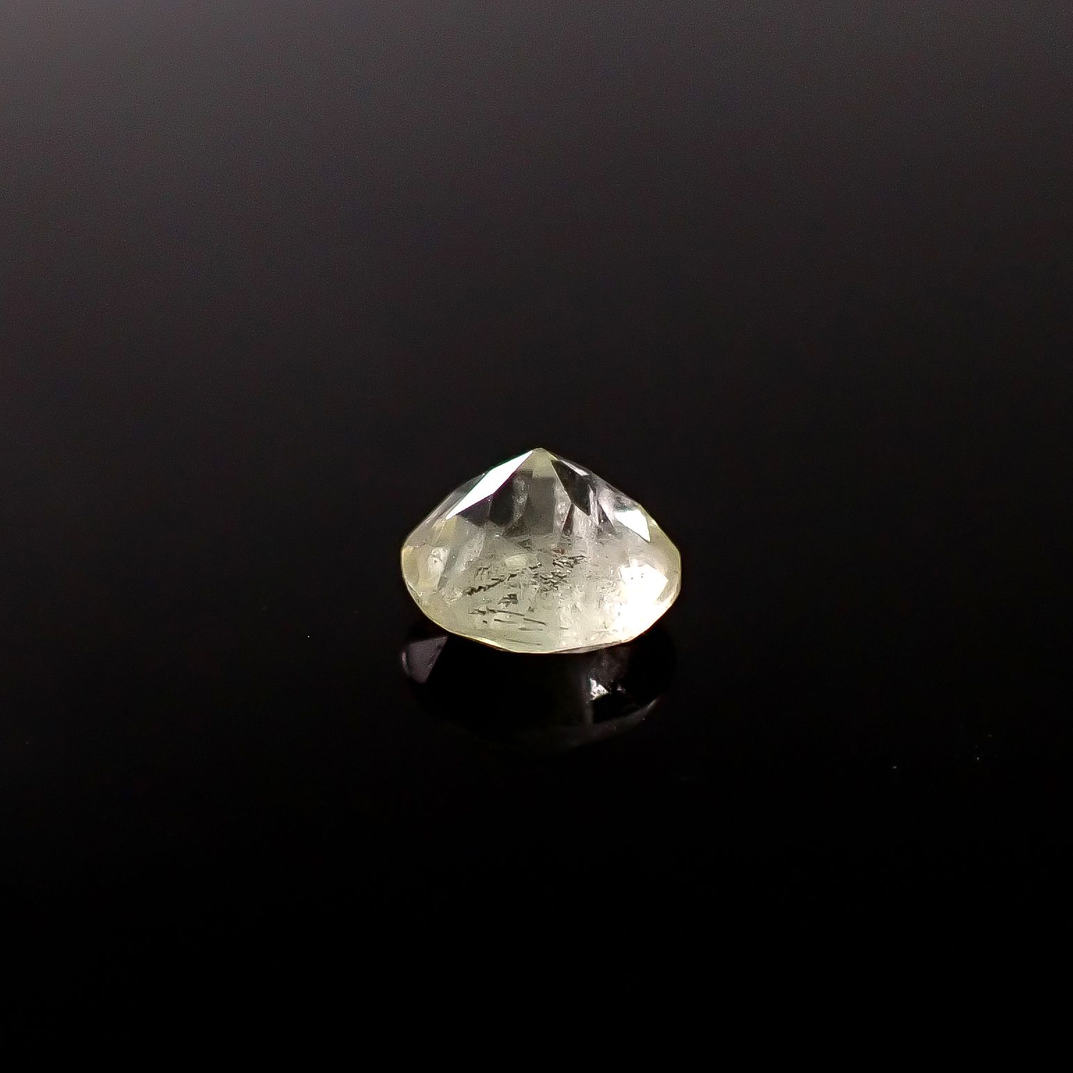 ブラジリアナイト(宝石名ブラジリアナイト)ブラジル産 識別済 0.70ct / 5.5x5.4mm前後 [260131493]