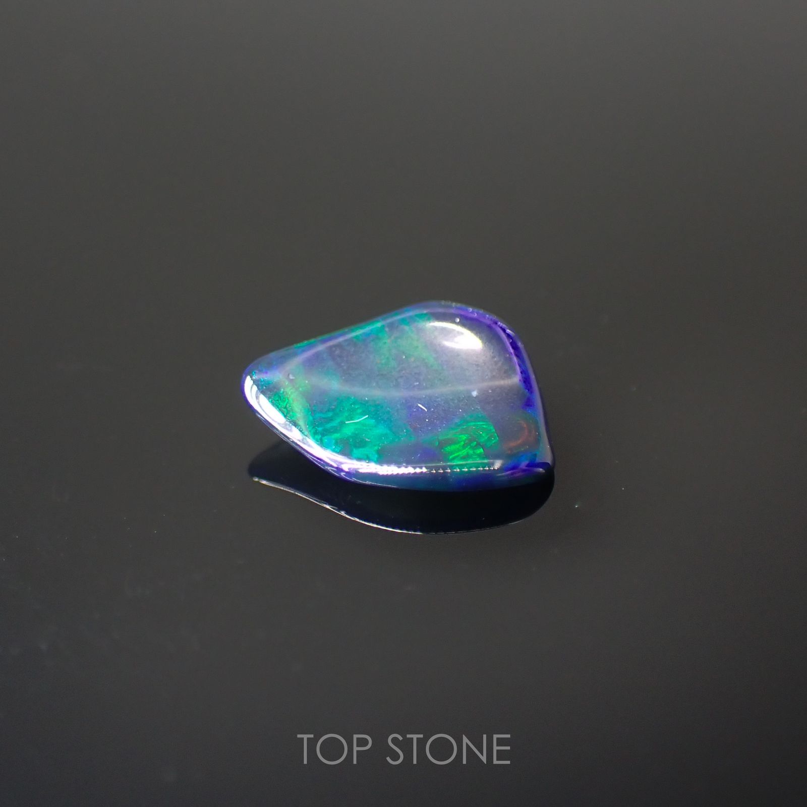 ◇バロック型◇ブラックオパール(宝石名オパール/加熱処理) エチオピア産 0.71ct 識別済[211013508]10.1×8.9mm前後