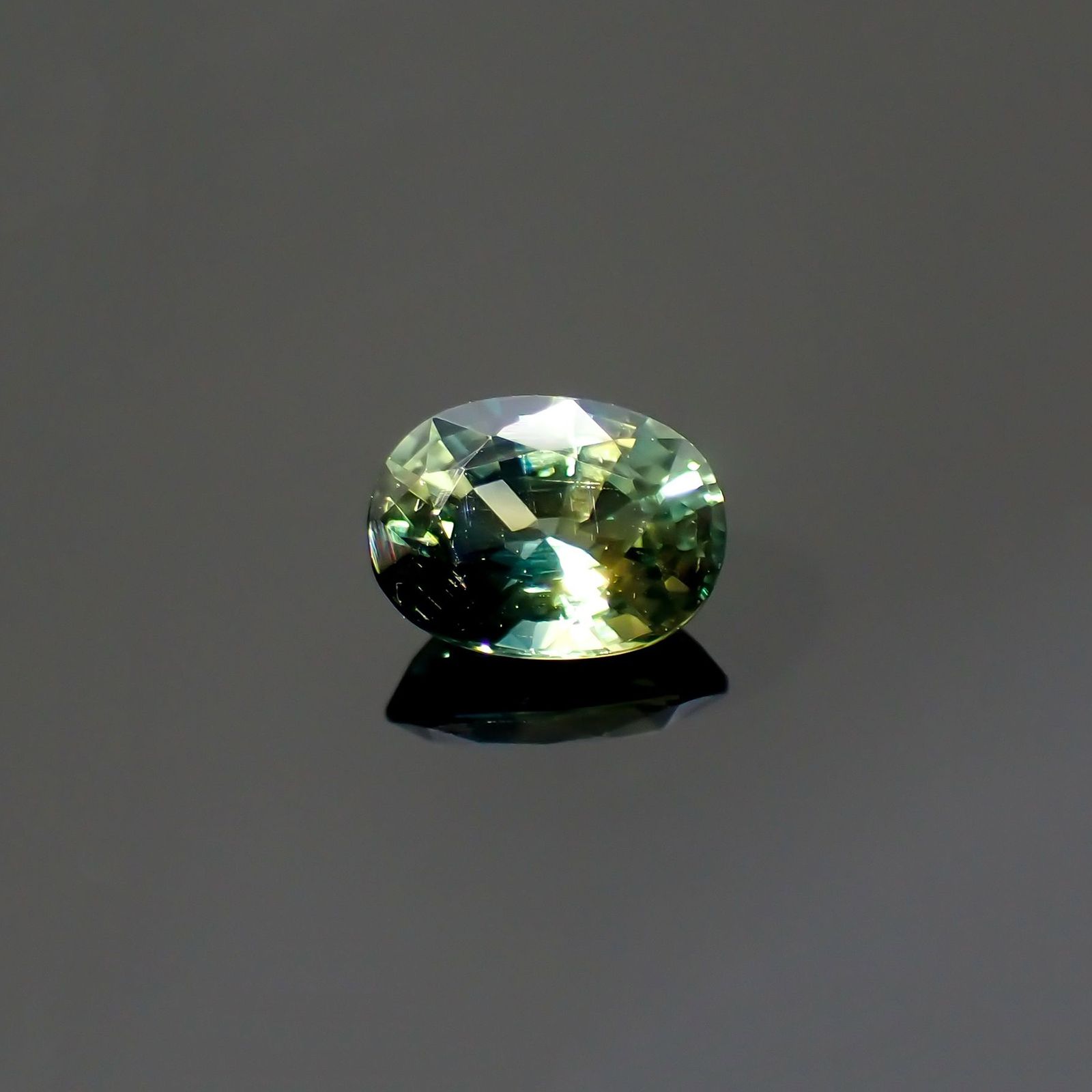 バイカラーサファイア(宝石名バイカラー・サファイア)マダガスカル/オーストラリア産 識別済 0.64ct / 5.6x4.2mm前後 [220114082]