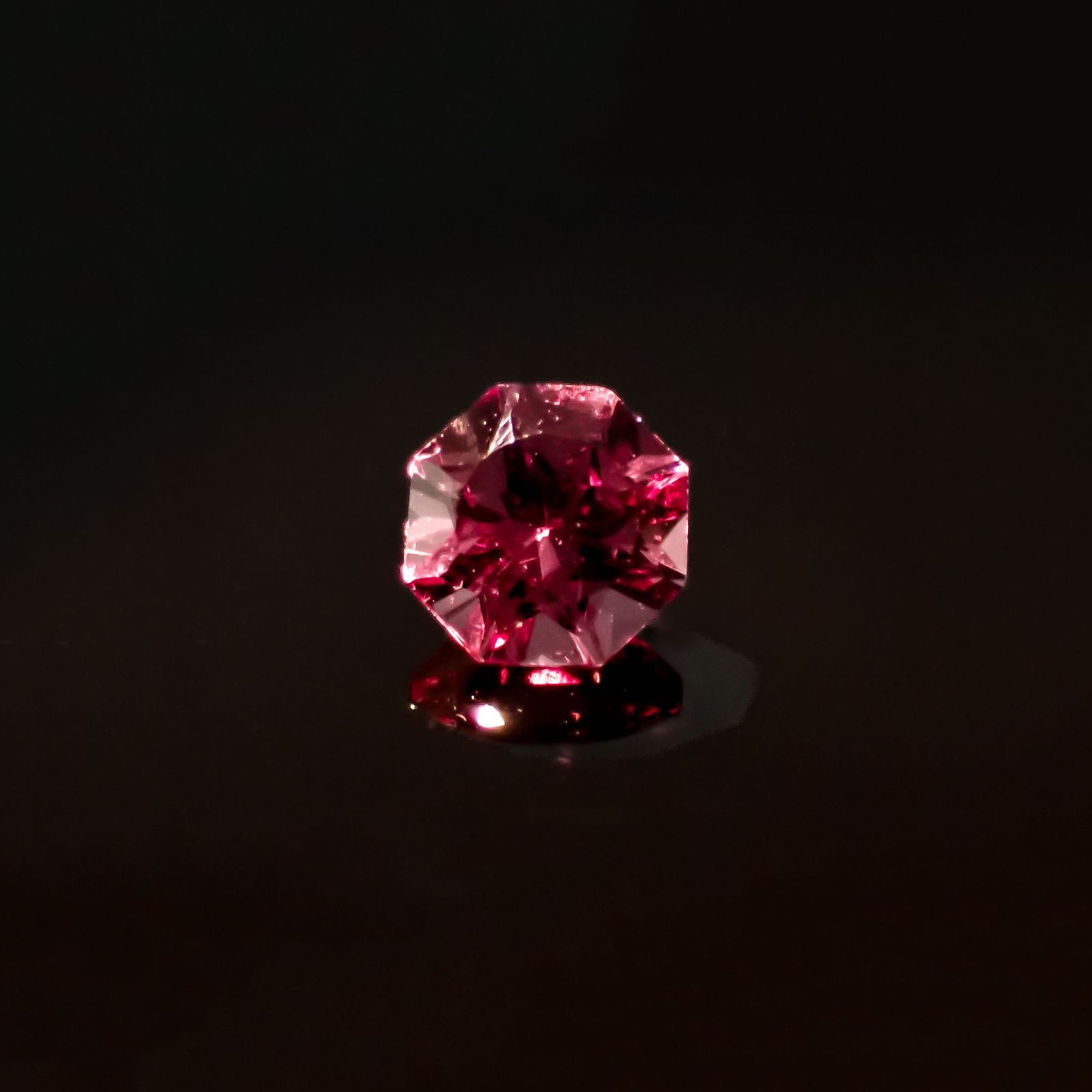 ◇オクタゴンカット◇カラーシフト マラヤガーネット(宝石名ガーネット)タンザニア産 0.65ct 識別済[220817565]5.1x5.1mm前後