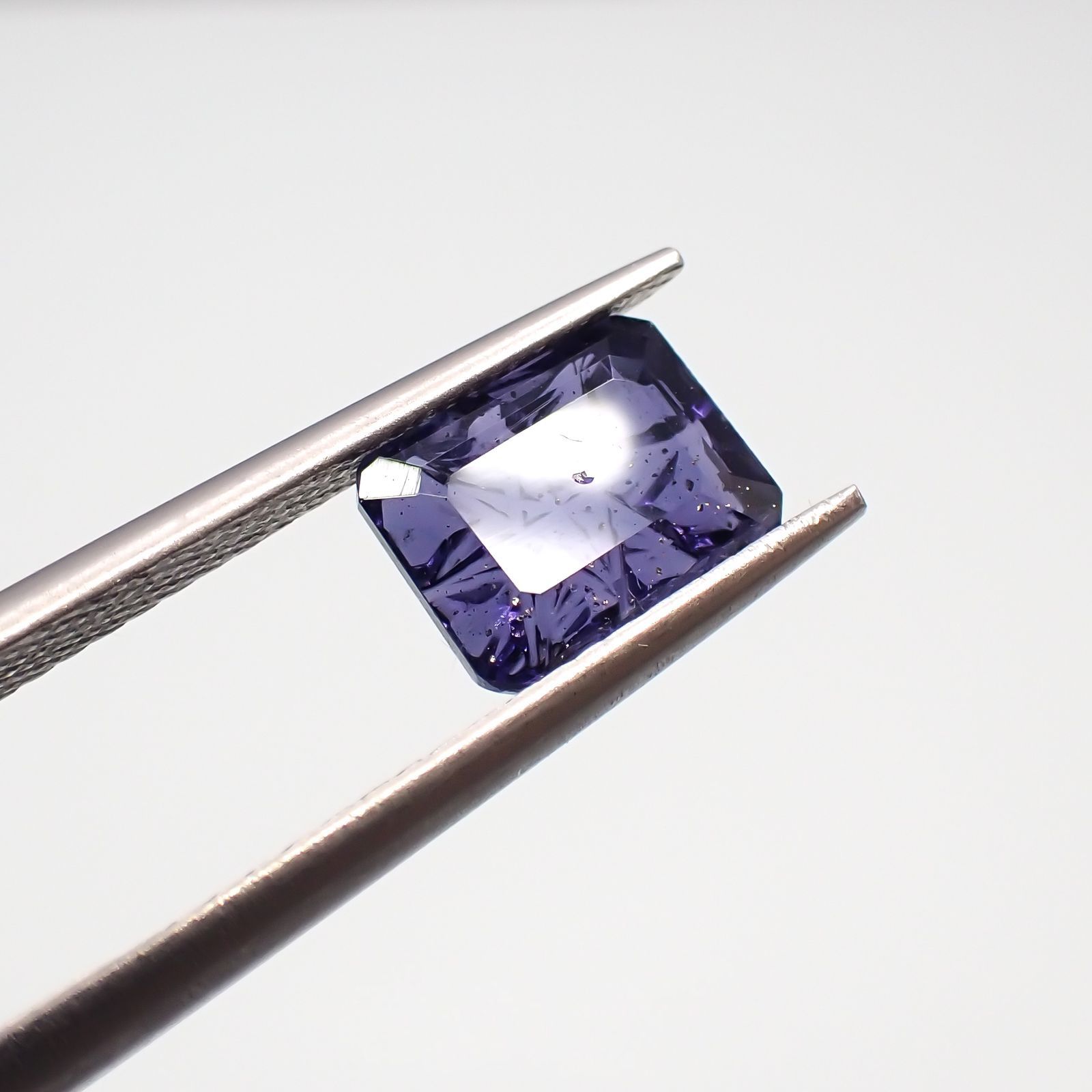 ◇甲州貴石切子Plus Three◇アイオライトサンストーン カード付き インド/ブラジル産 1.38ct[220114606]8.1x6.2mm前後