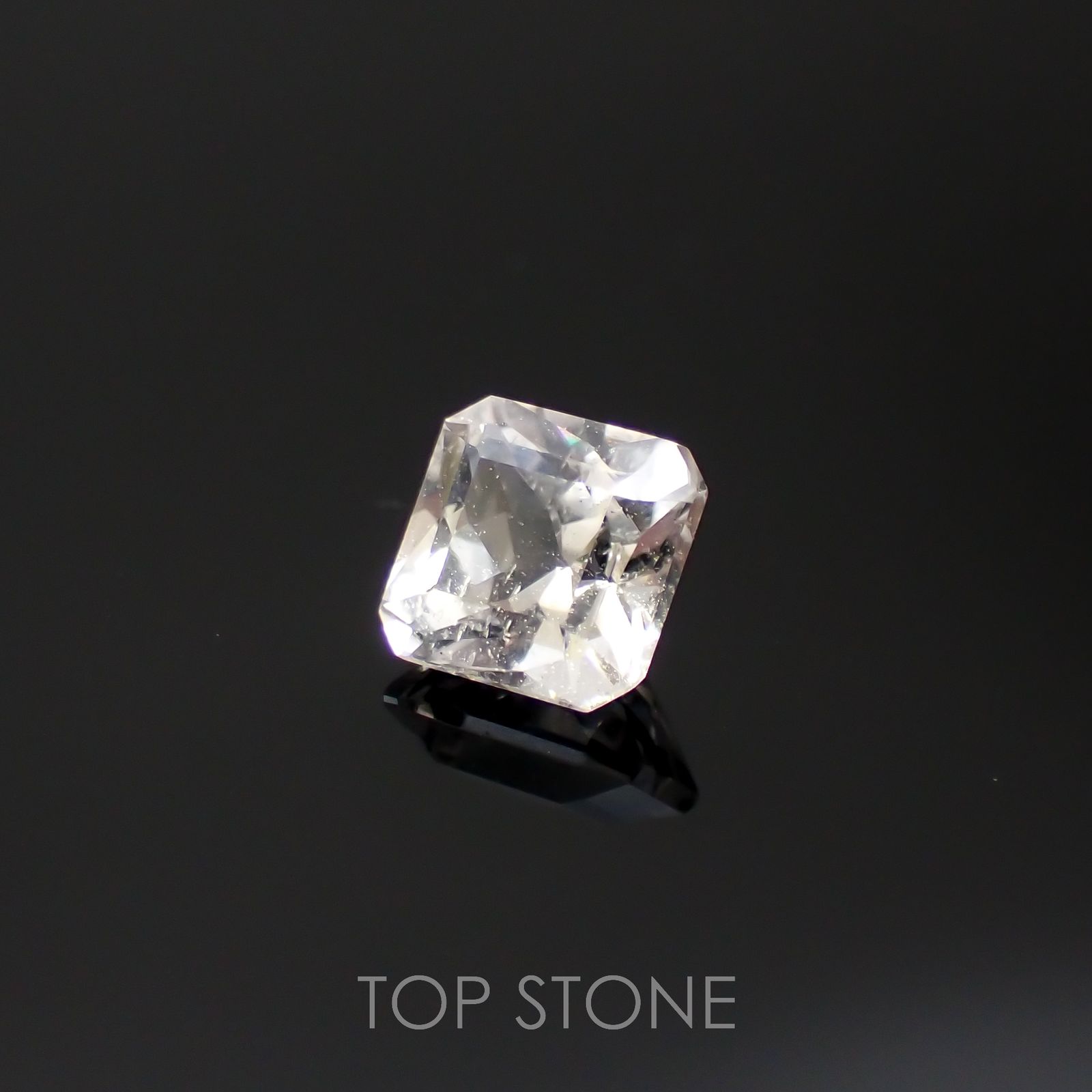 フェナカイト(宝石名フェナカイト)マダガスカル産 0.84ct 識別済[220817212]5.4x5.4mm前後