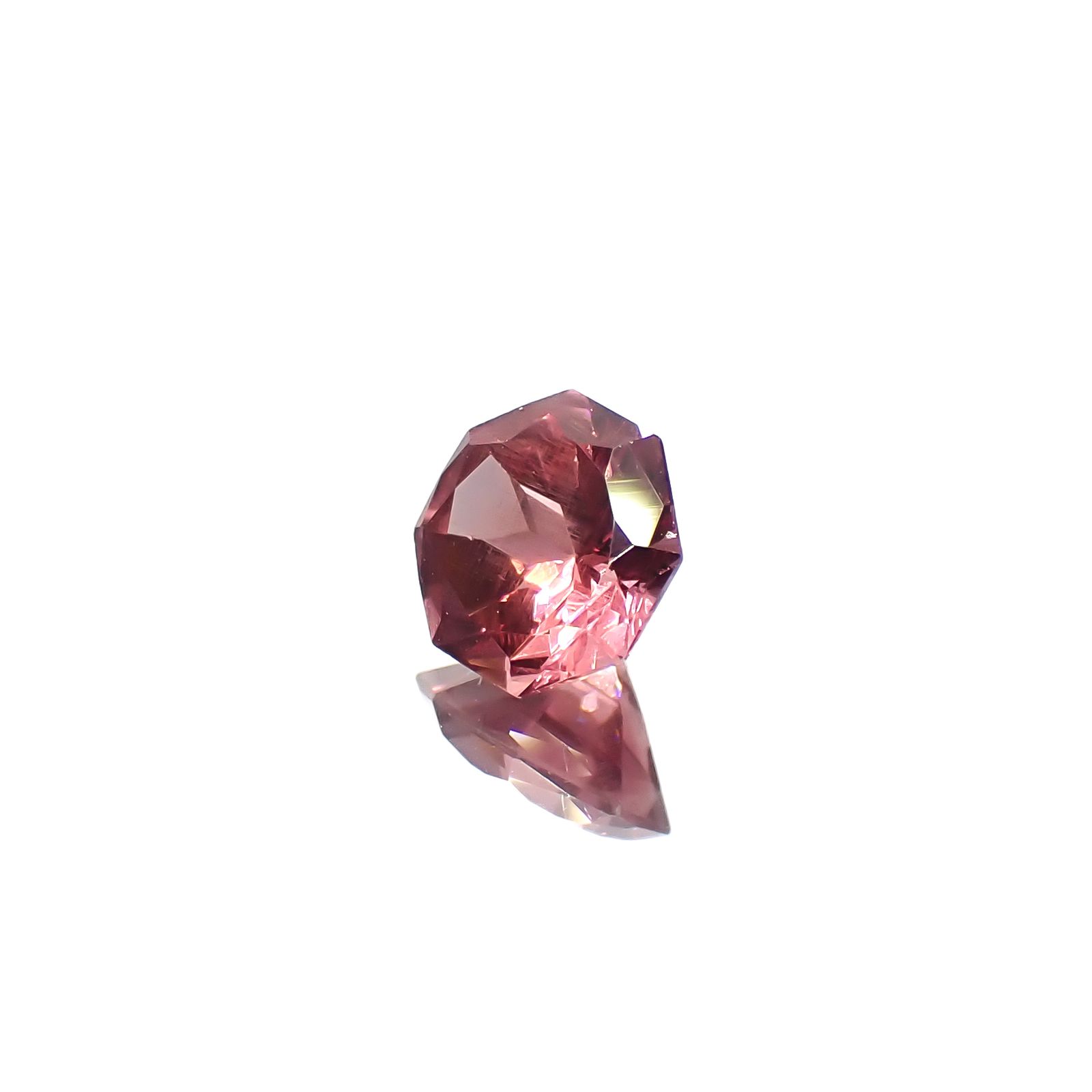 ◇オクタゴンカット◇カラーシフト マラヤガーネットSA(宝石名ガーネット) タンザニア産 0.60ct 識別済[210210086]5.1×5mm前後