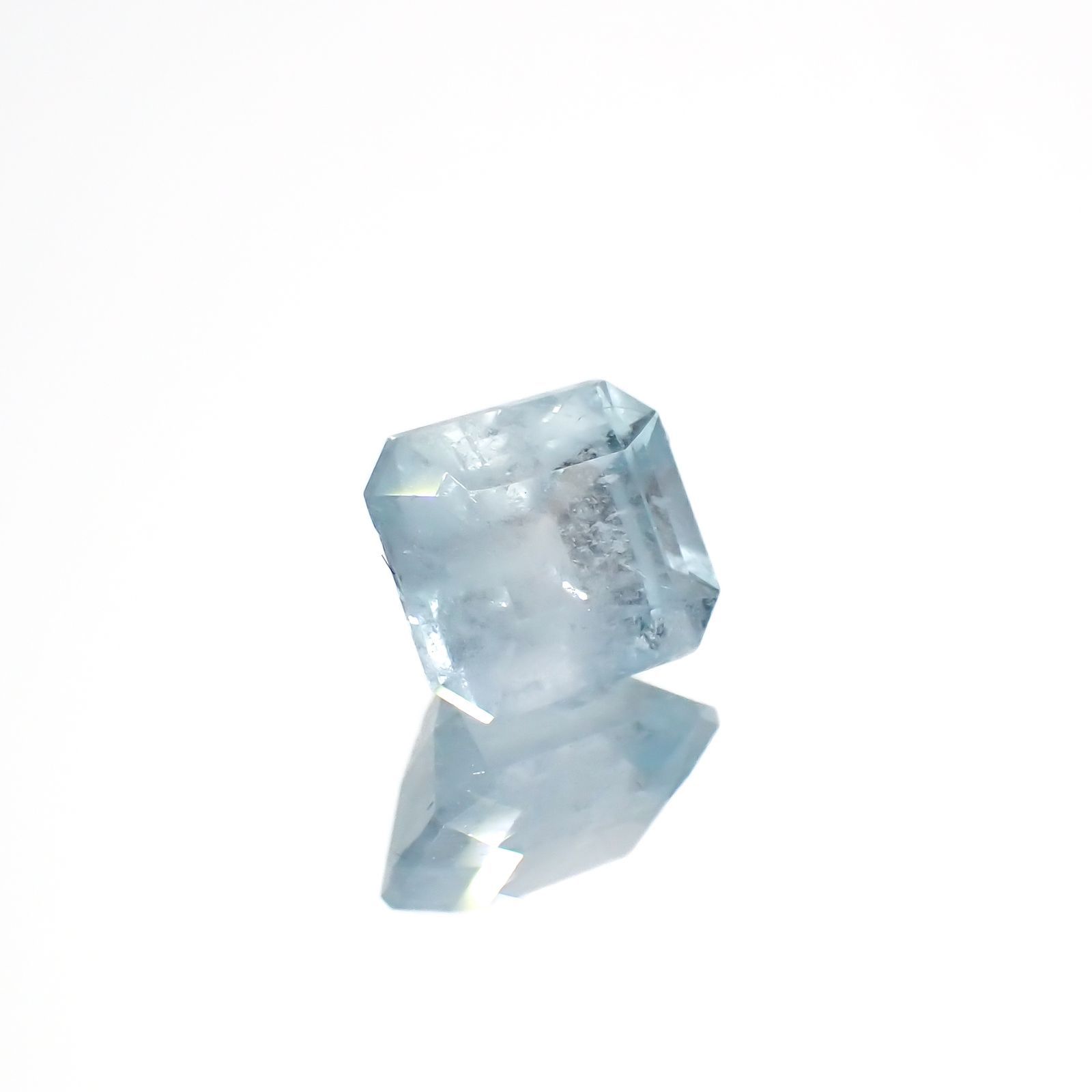 ユークレース(宝石名ブルー・ユークレース)コロンビア産 1.036ct ソ付(彩珠)[221018679]6.2x5.3mm前後
