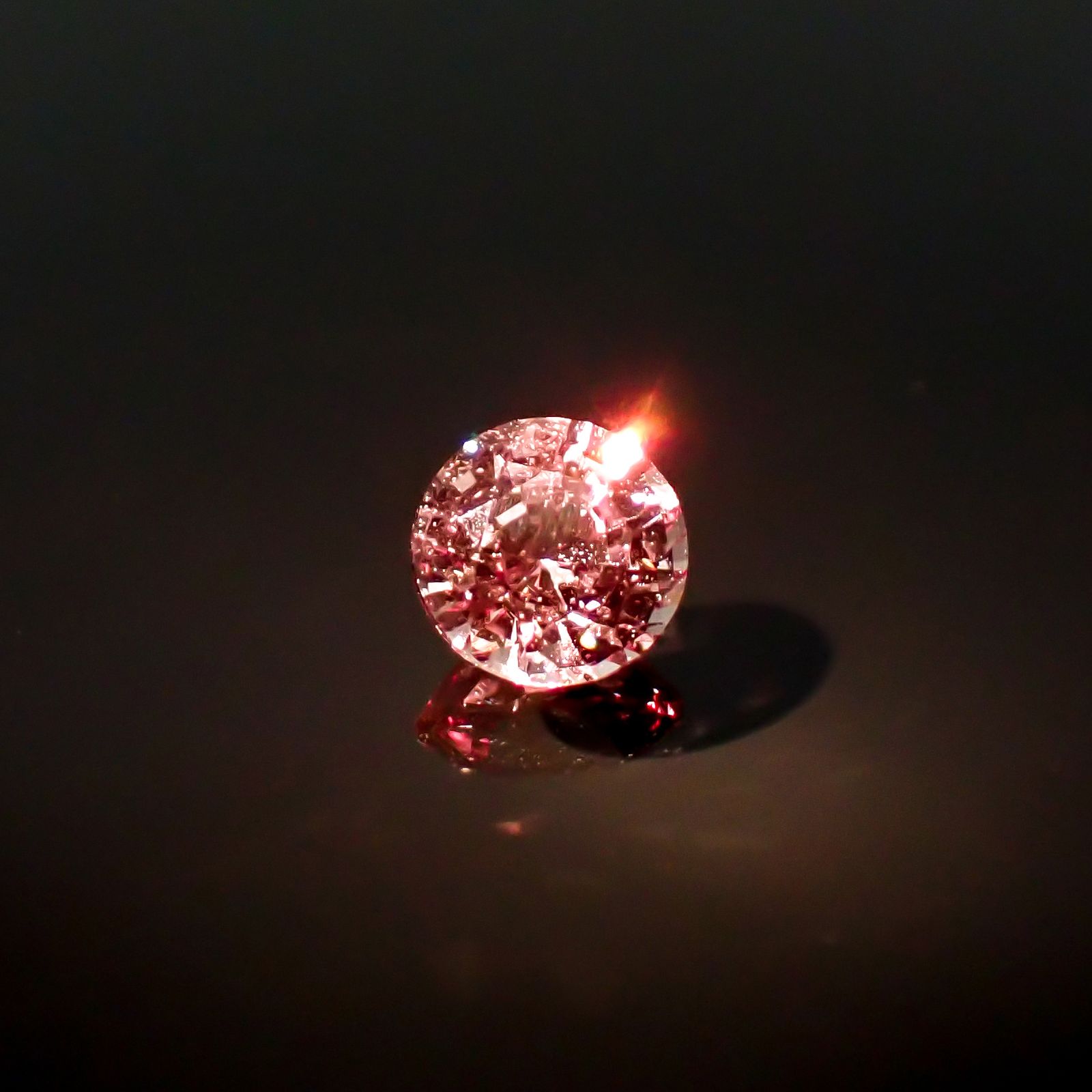 ドラゴンガーネット タンザニア産 0.60ct / 5x5mm前後 [260532242]