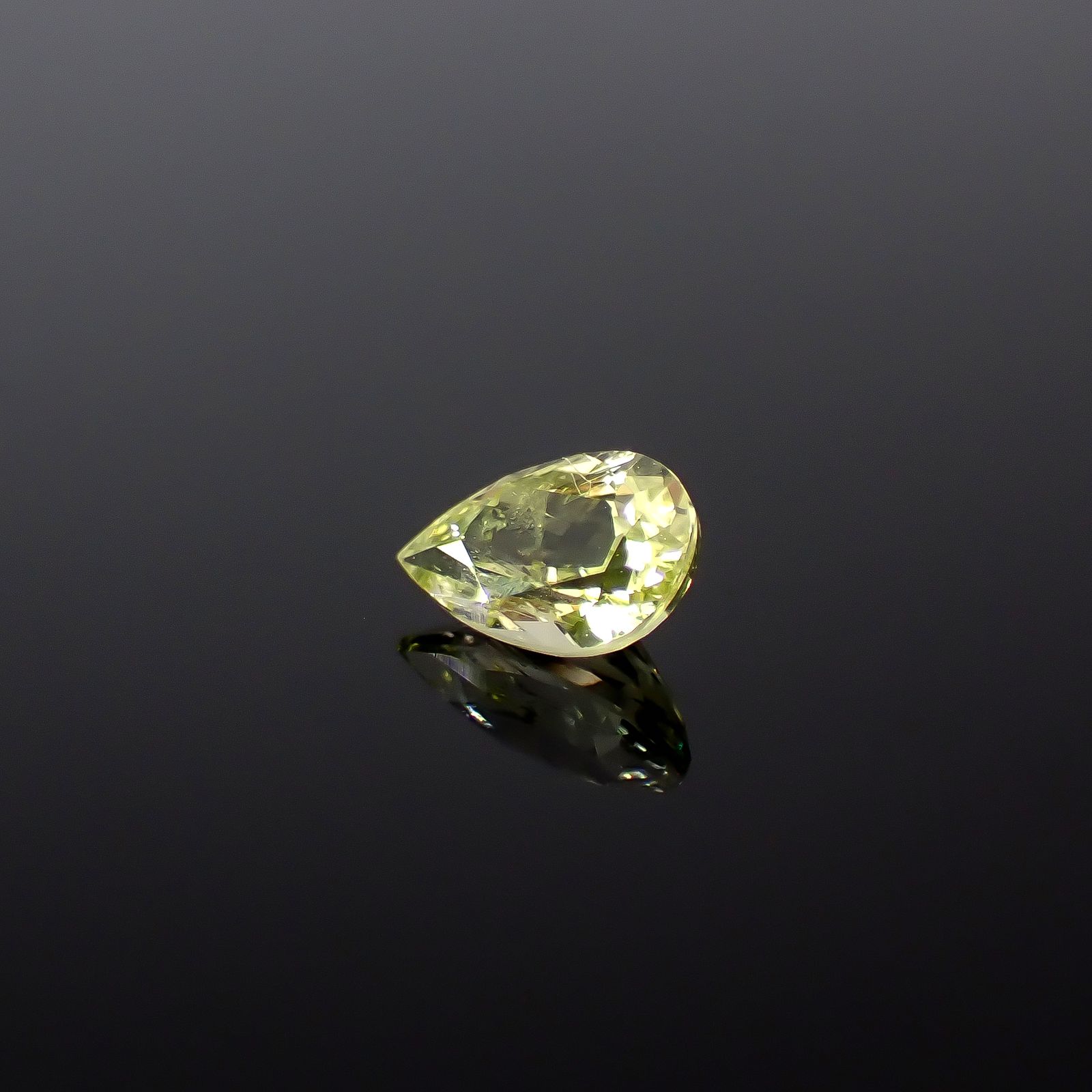 イエローゾイサイト(宝石名イエロー・ゾイサイト)タンザニア産 ソ付(彩珠) 0.371ct / 5.6x3.6mm前後 [251231471]