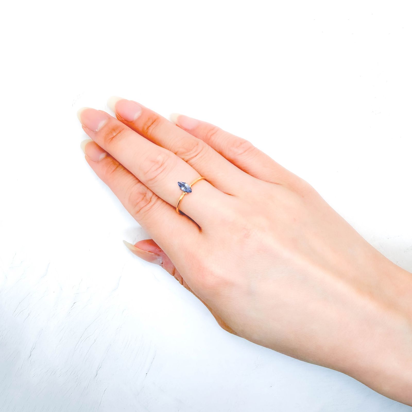 アイスブルーサファイア スリランカ/マダガスカル産 0.37ct / 7.3x3.1mm前後 [260632475]